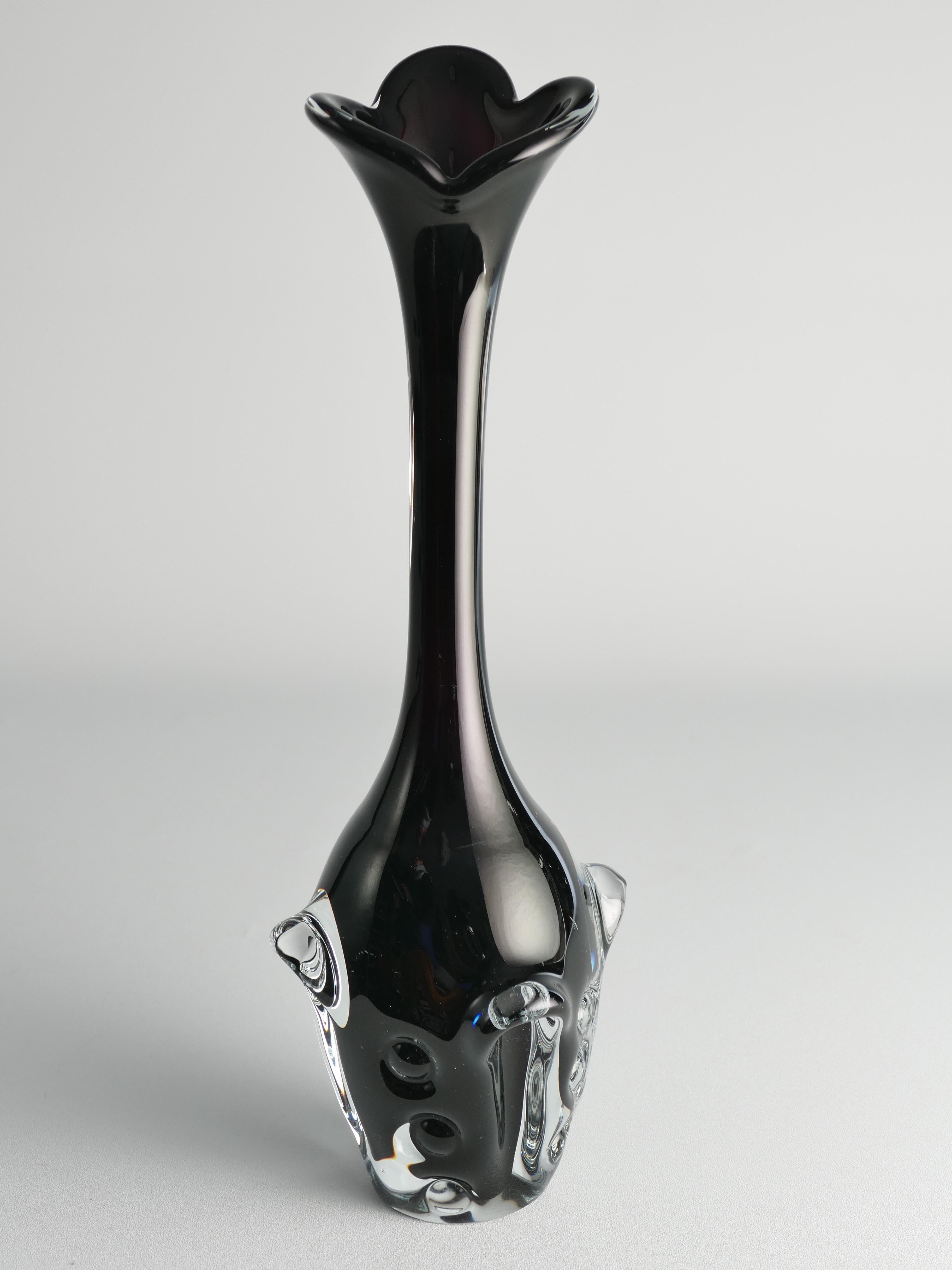 Börne Augustssons Kunstfertigkeit zeigt sich in dieser modernen schwedischen Glasvase, die er für Åseda Glassworks entworfen hat. Dieses sorgfältig mundgeblasene, skandinavisch-moderne Stück zeigt Augustssons organisches Designempfinden. Die Vase