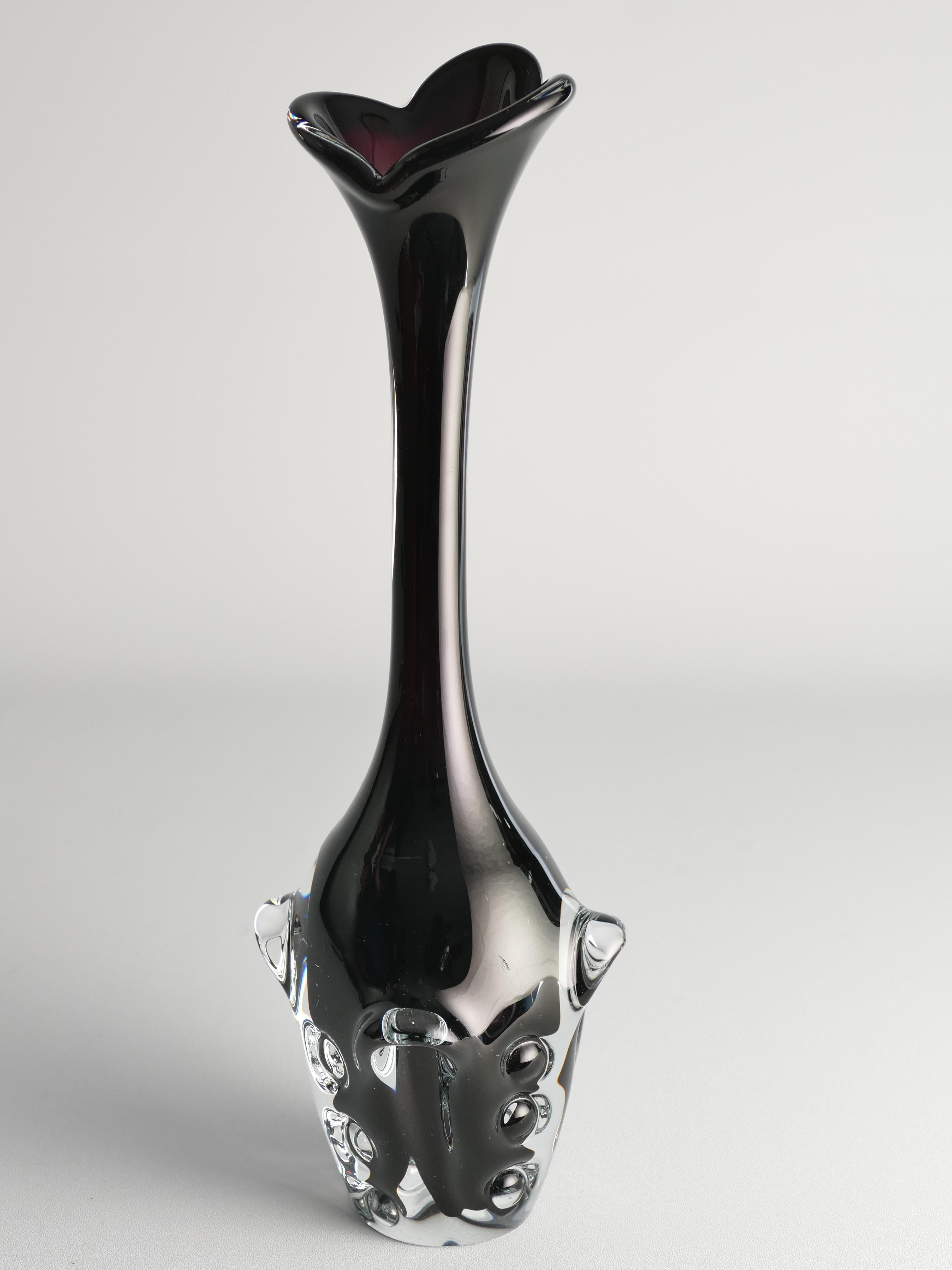 Scandinavian Modern Art Glass Vase by Börne Augustsson for Åseda For Sale 3
