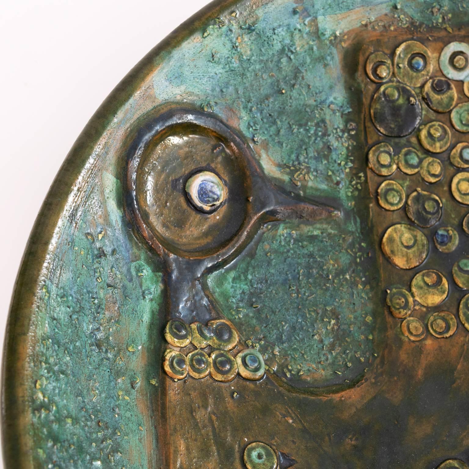 Scandinave Plat en céramique avec oiseau en relief 'Green' de l'artiste moderne scandinave Ulla Viotti