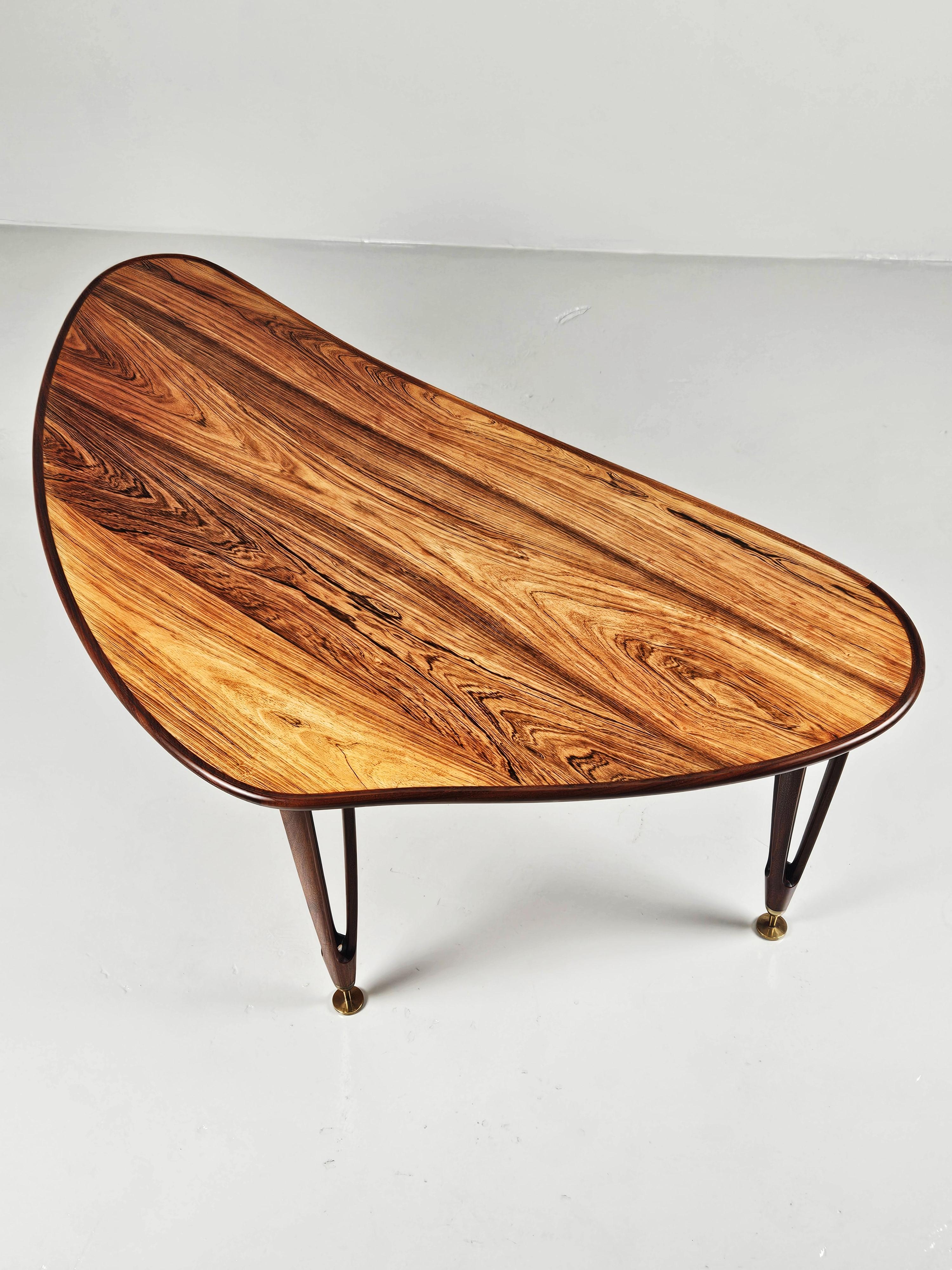 Danois Table de canapé asymétrique moderne scandinave en bois de rose, BC Møbler, Danemark, années 1960 en vente