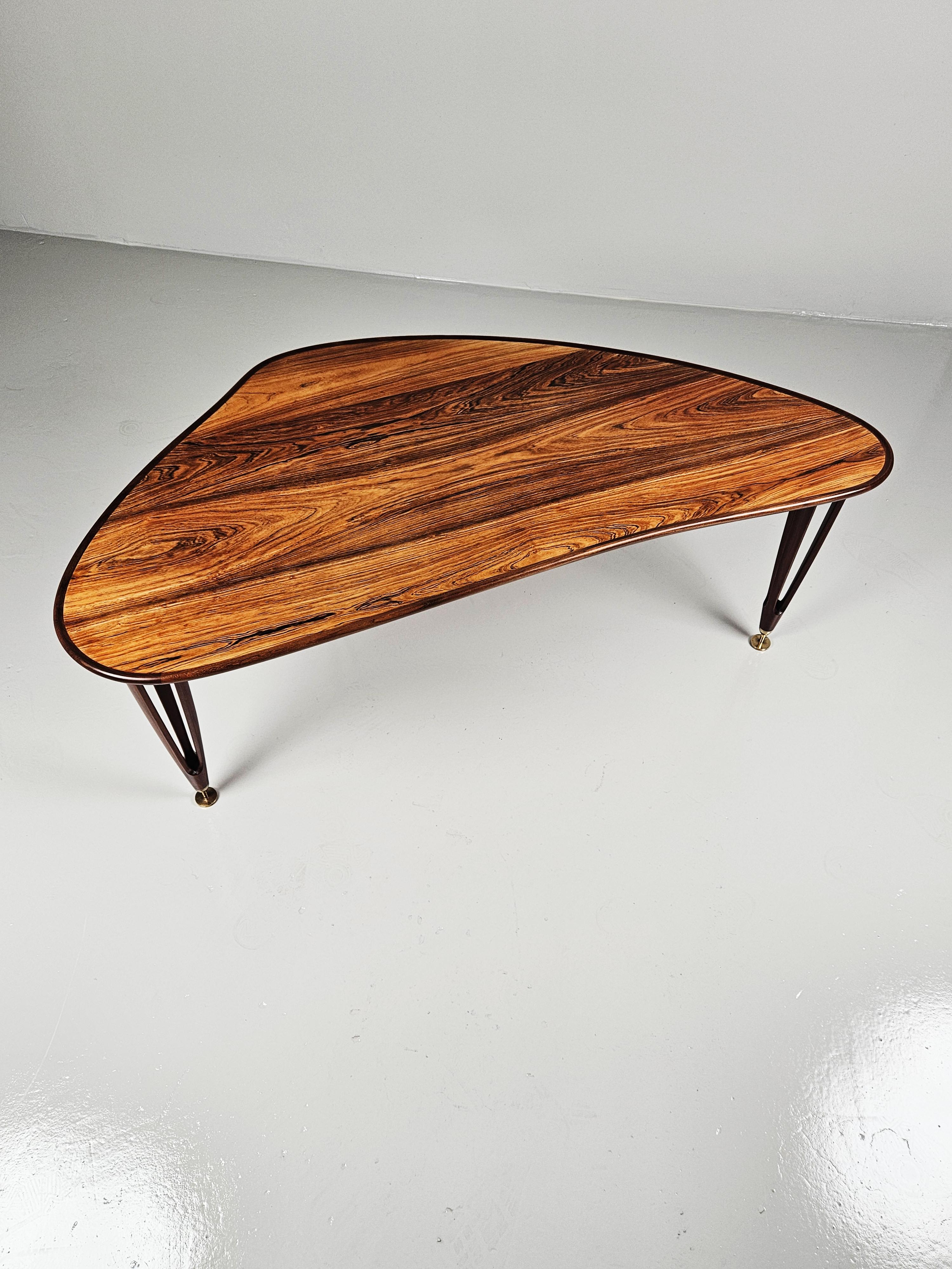 Scandinavian modern asymmetric rosewood sofa table, BC Møbler, Denmark, 1960's In Good Condition For Sale In Eskilstuna, SE