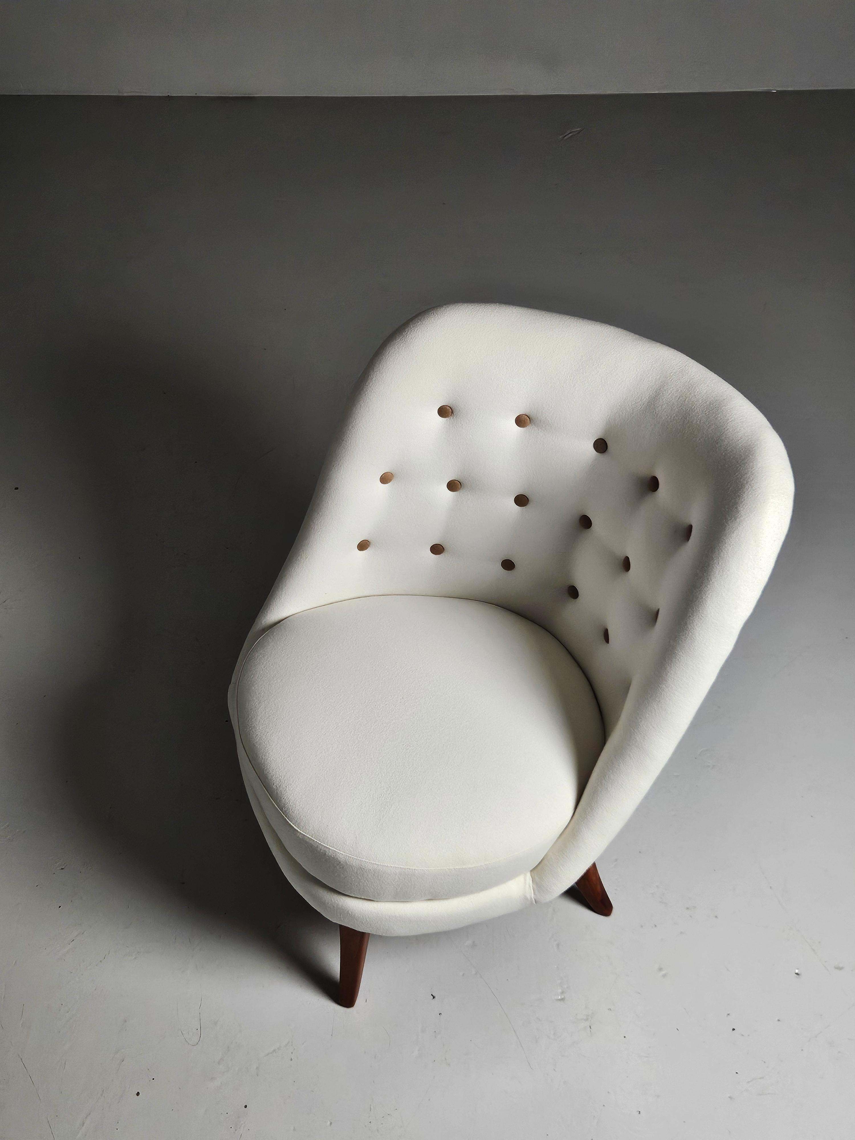 Chaise longue asymétrique moderne scandinave, conçue par Arne Norell dans les années 1950. 

Rembourré avec de la laine blanche de haute qualité et des boutons en laine brune. 