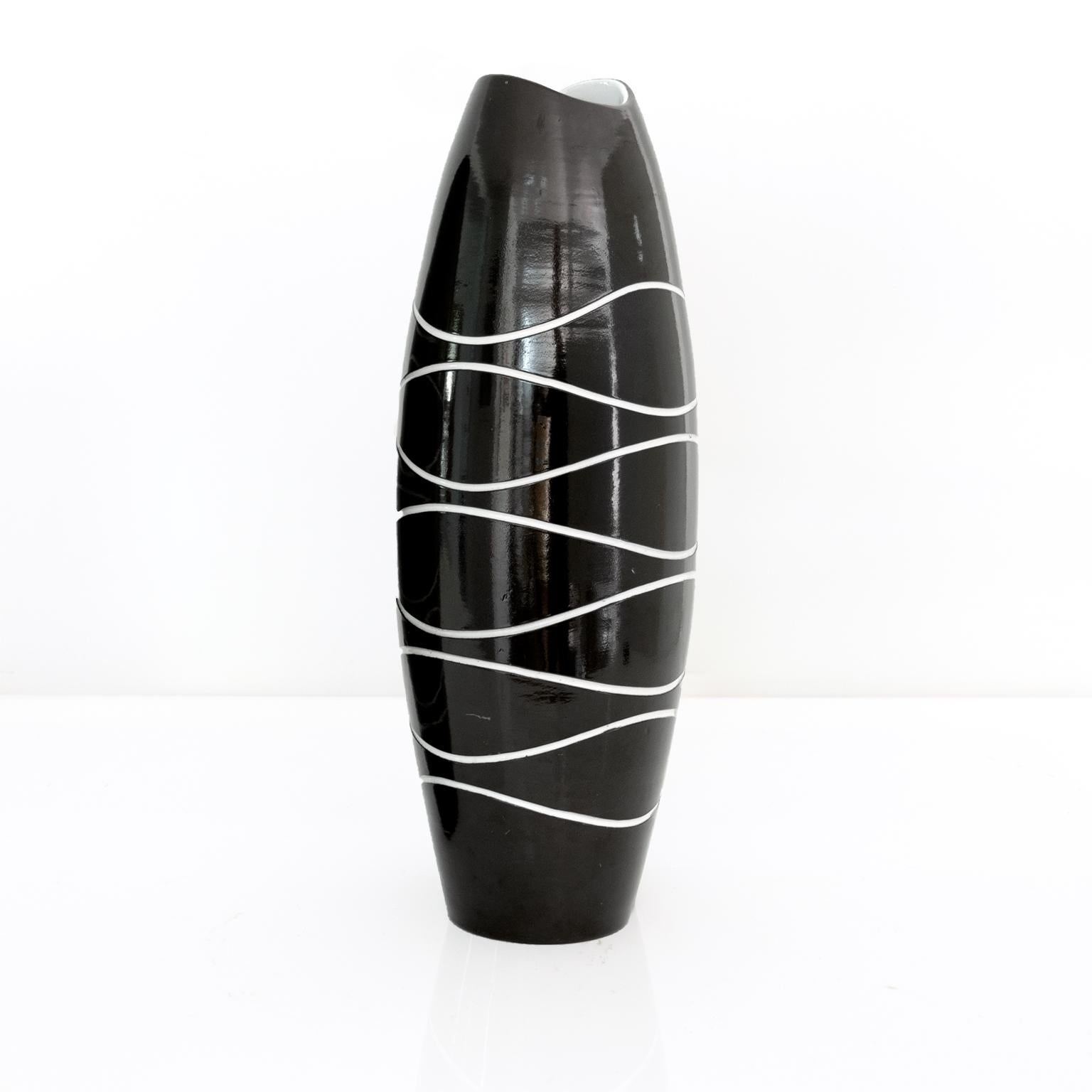 A large ceramic Scandinavian Modern “Atoll” vase, designed by Hjördis Oldfors for Upsala Ekeby, Sweden, 1950s.

Measures: height 17.75”, diameter 6”.

