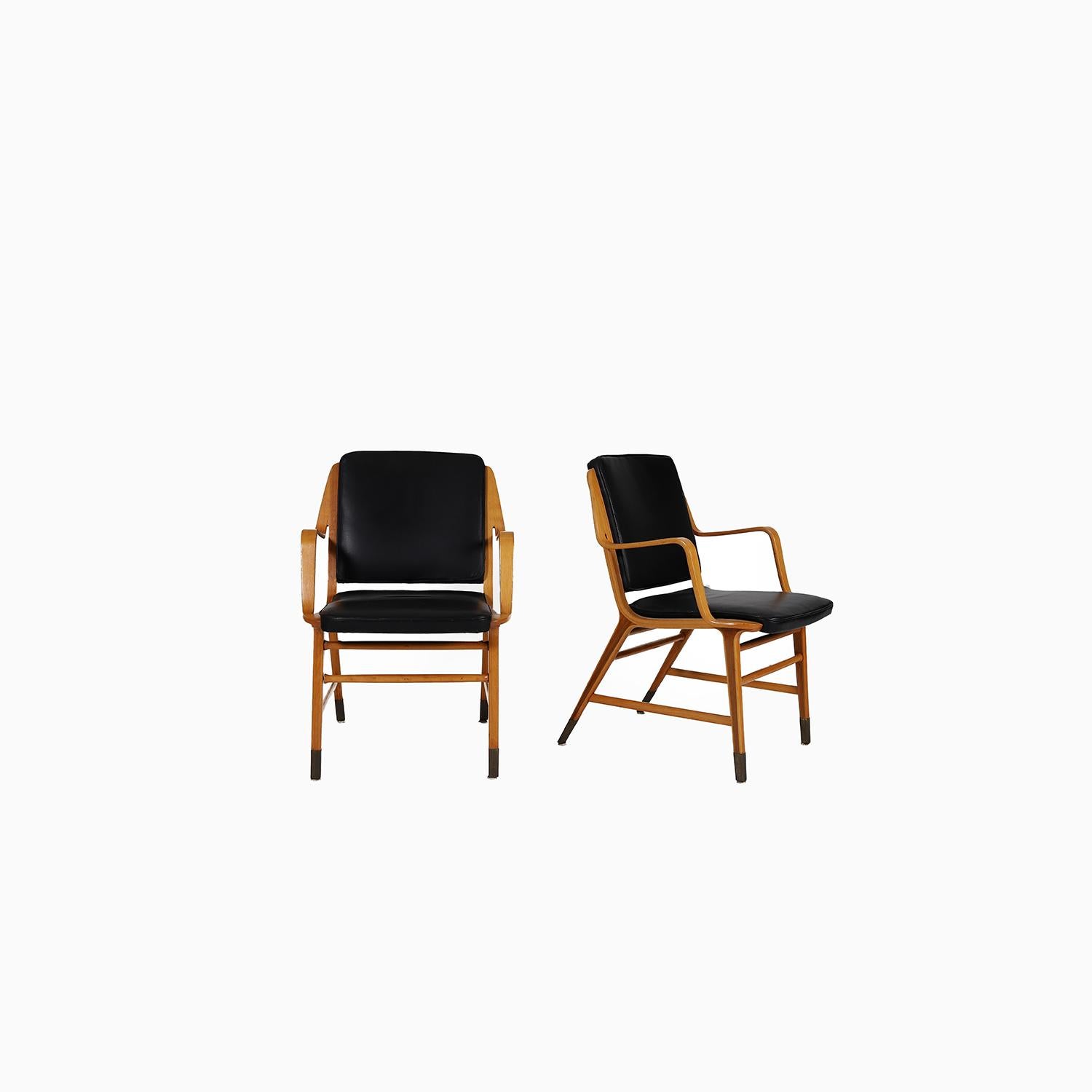 Armazón de haya con incrustaciones de teca y patas de bronce, cuero negro con ribetes.   Bonita pátina en las monturas, cuero en excelente estado.  Diseñado por Peter Hvidt y Orla Molgaard para Fritz Hansen. 




La restauración profesional y