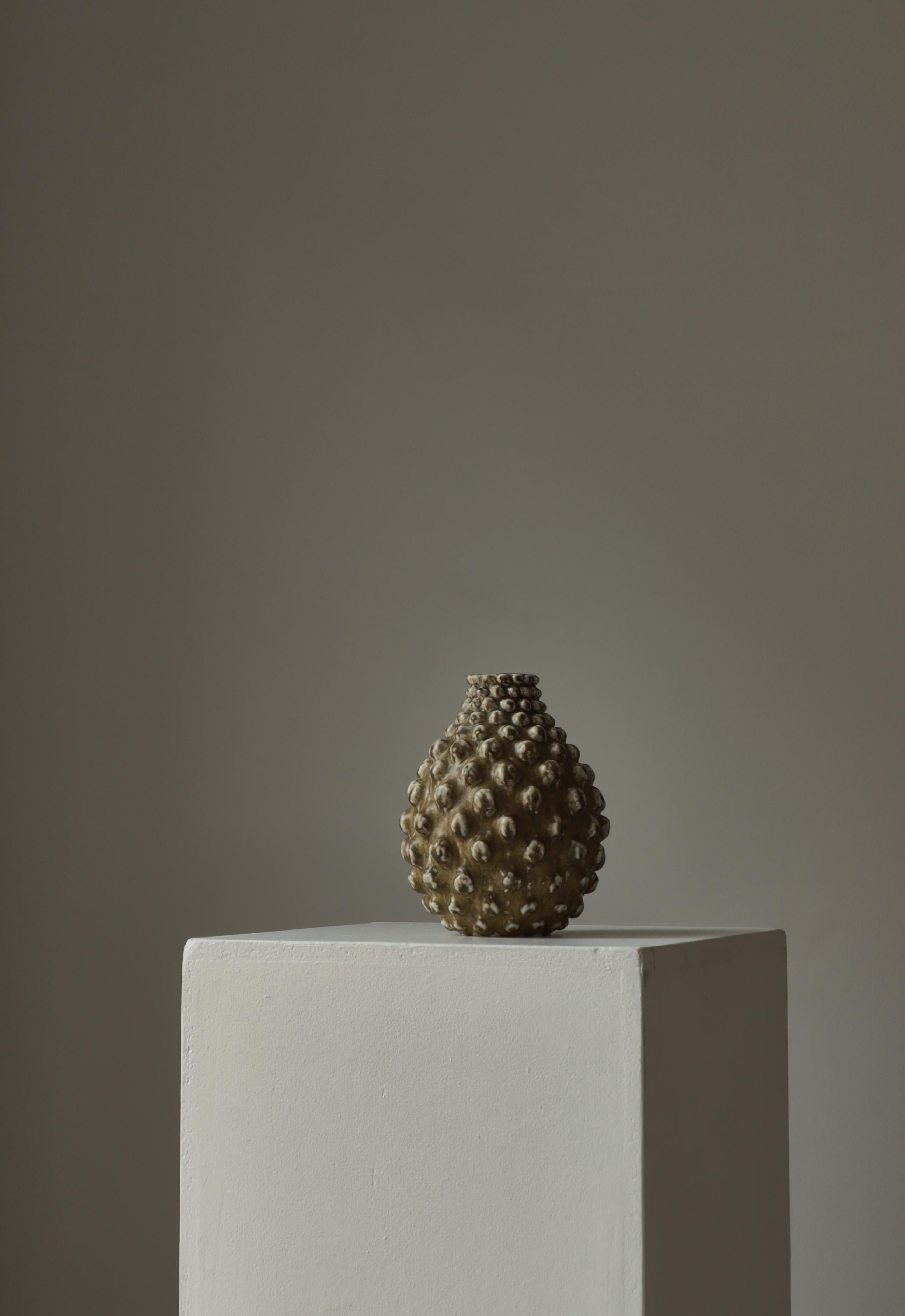 Rare vase en grès Axel Salto modèle 21.329 fabriqué et estampillé à Royal Copenhagen, Danemark en 1958. Le vase est modelé dans le style bourgeonnant et émaillé dans l'émail expressif Solfatara, qui n'a été utilisé que pendant une courte période