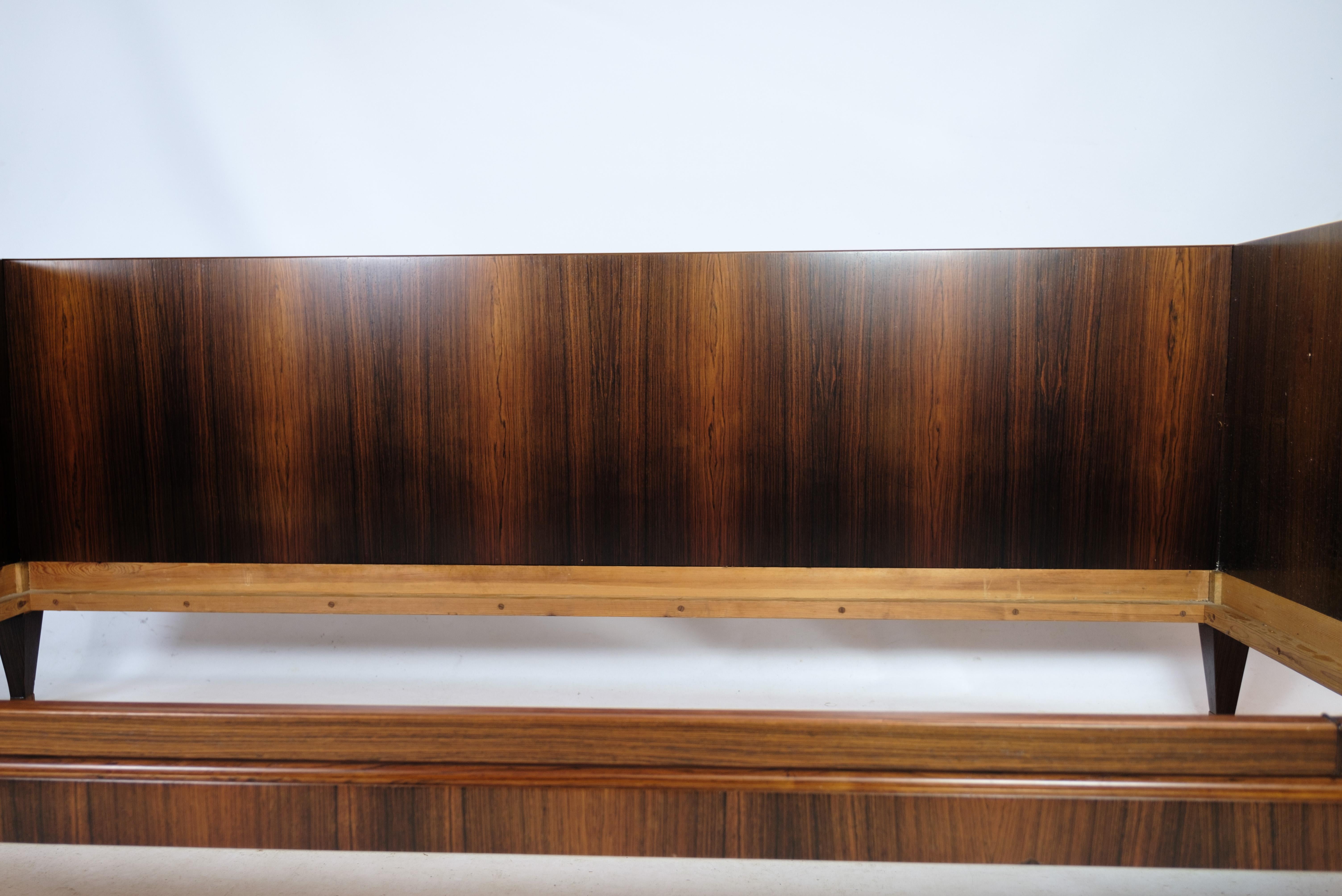 Bett aus furniertem Palisanderholz mit dänischem Design aus den 1960er Jahren. Ist in sehr gutem Zustand.
Maße in cm: H:74.5 B:200 T:98 - 2 Stück auf Lager