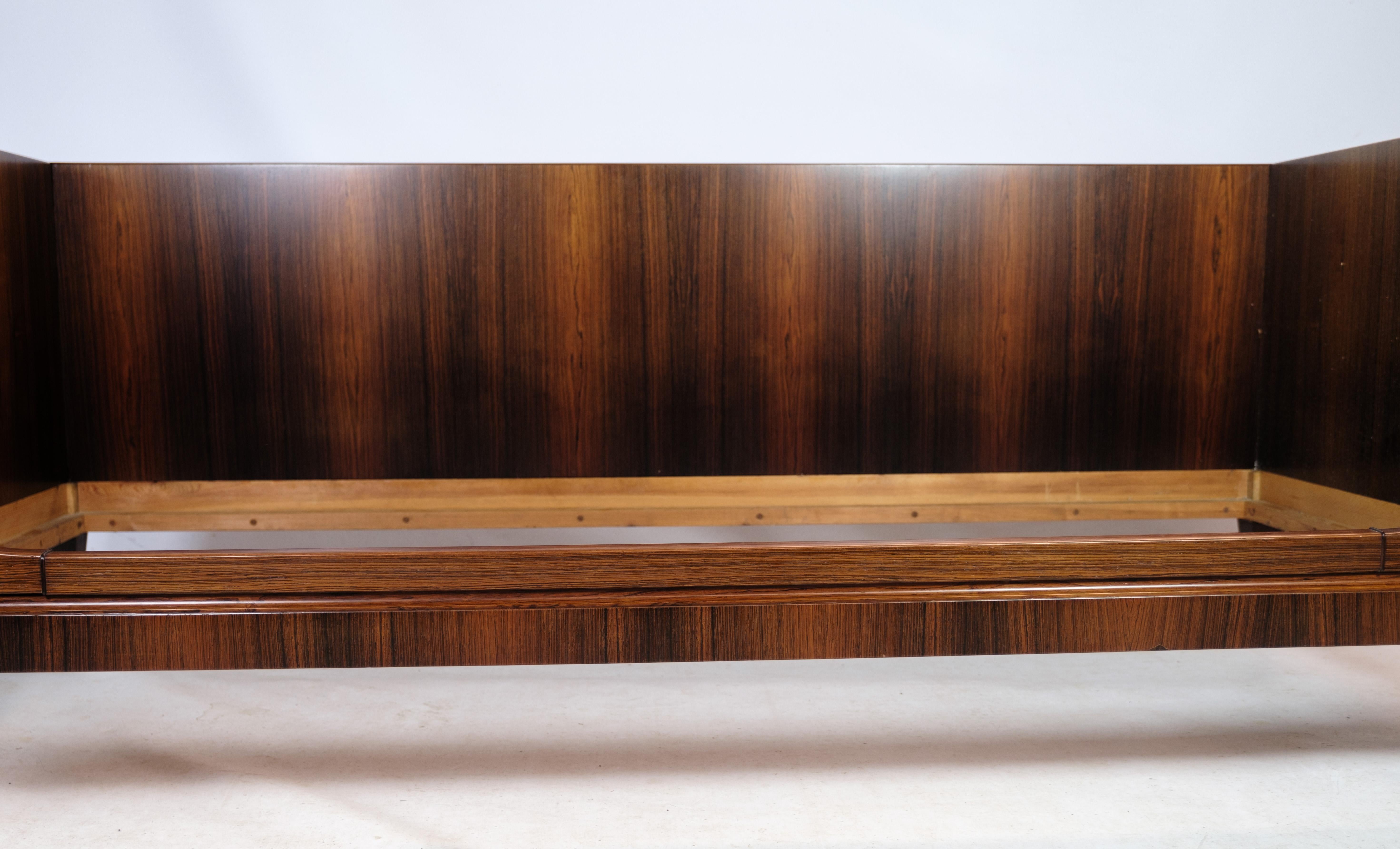 Skandinavisches modernes Bett aus furniertem Palisanderholz im dänischen Design, 1960er Jahre (Skandinavische Moderne) im Angebot
