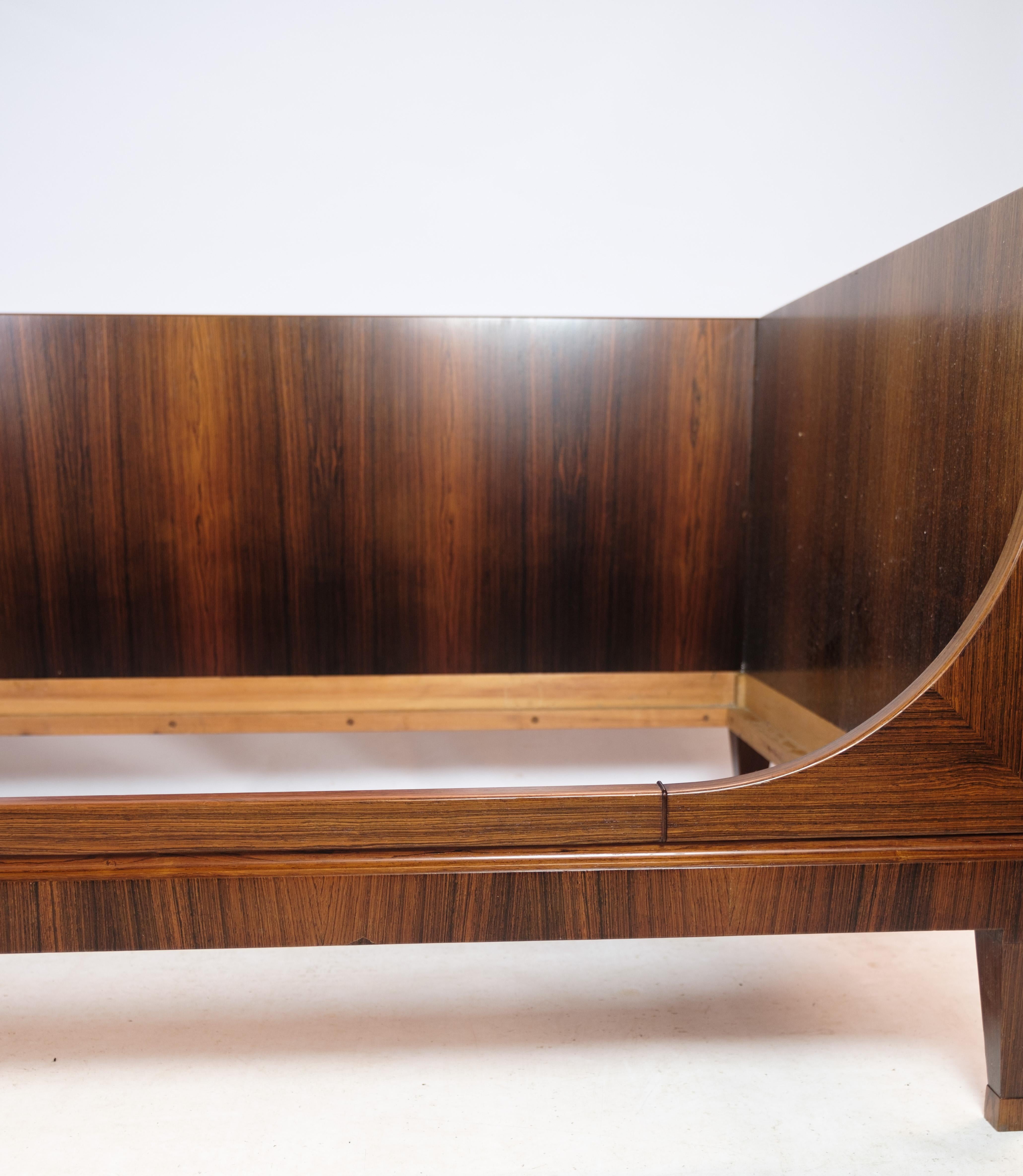 Skandinavisches modernes Bett aus furniertem Palisanderholz im dänischen Design, 1960er Jahre im Angebot 2