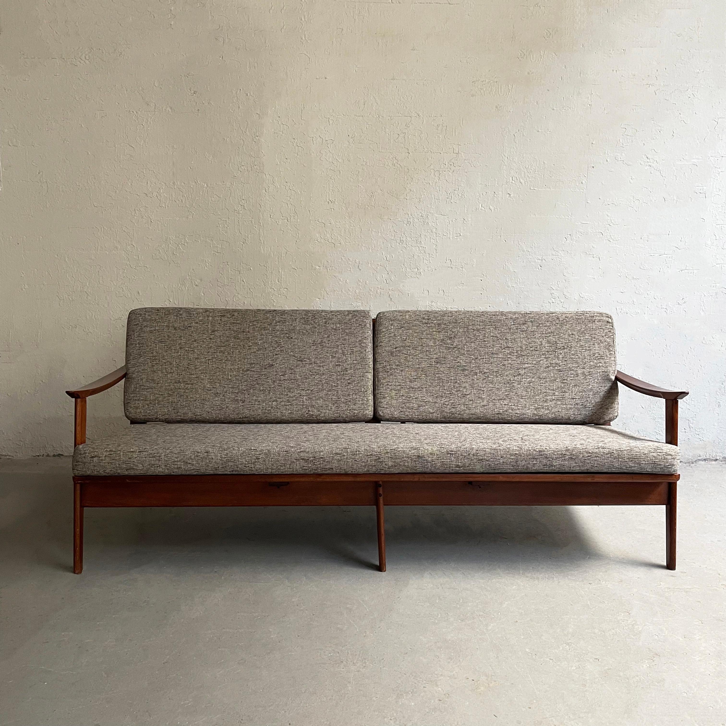 Scandinave moderne Canapé rembourré en hêtre de style scandinave moderne en vente