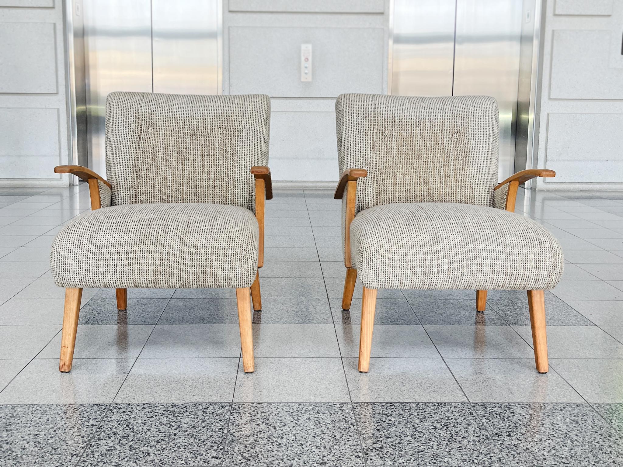 Coppia di sedie da salotto scandinave vintage, realizzate negli anni '60. Sono in legno di faggio con imbottitura in lana intrecciata. Curve morbide e angoli arrotondati caratterizzano il design moderno. Le braccia, in particolare, hanno una forma