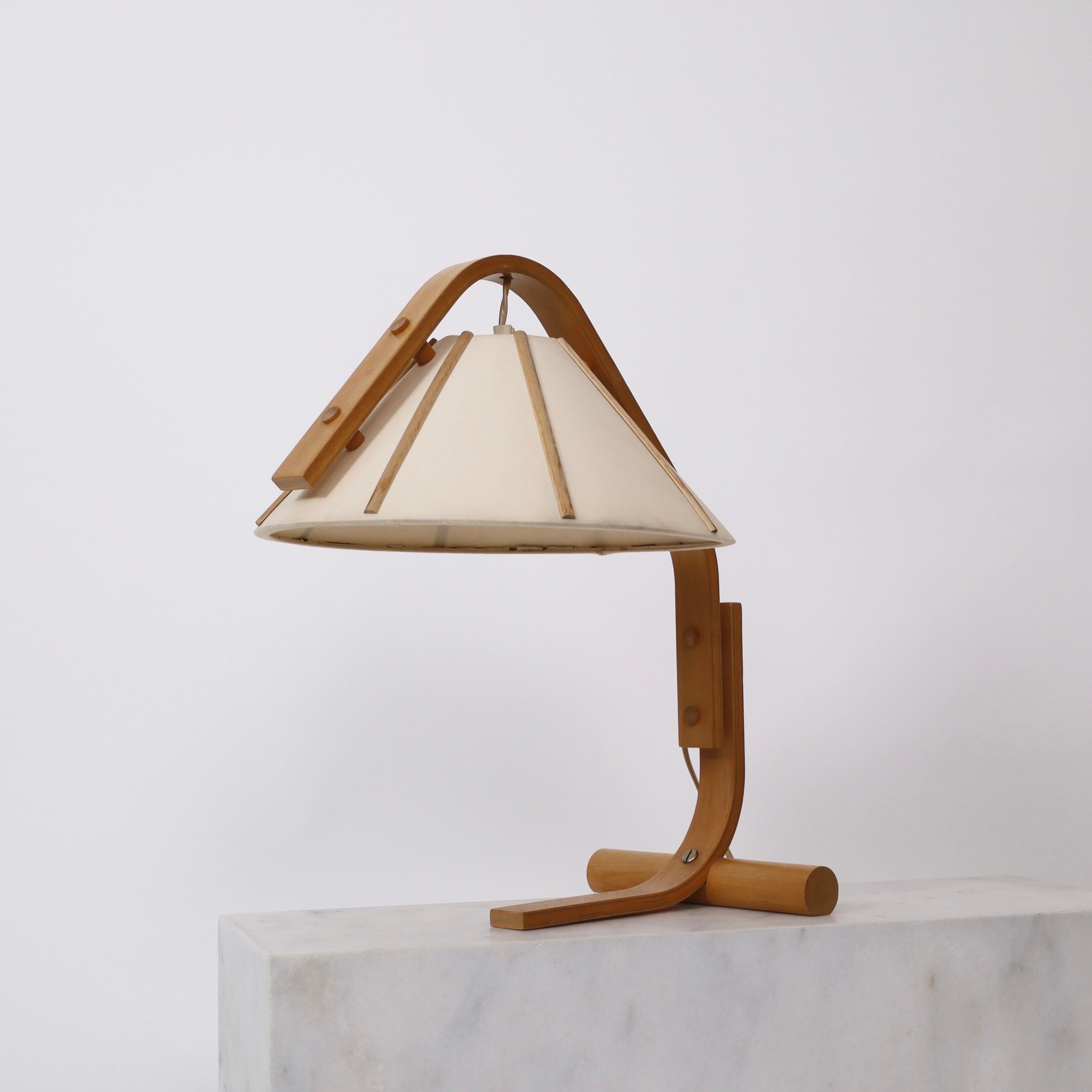 Lampe de bureau moderne scandinave en bois de Beeche courbé, conçue par Jan Wickelgren dans les années 1970 pour Aneta Suède. Une touche nordique pour une maison exquise.

* Lampe de bureau courbée en placage de hêtre avec un abat-jour beige en
