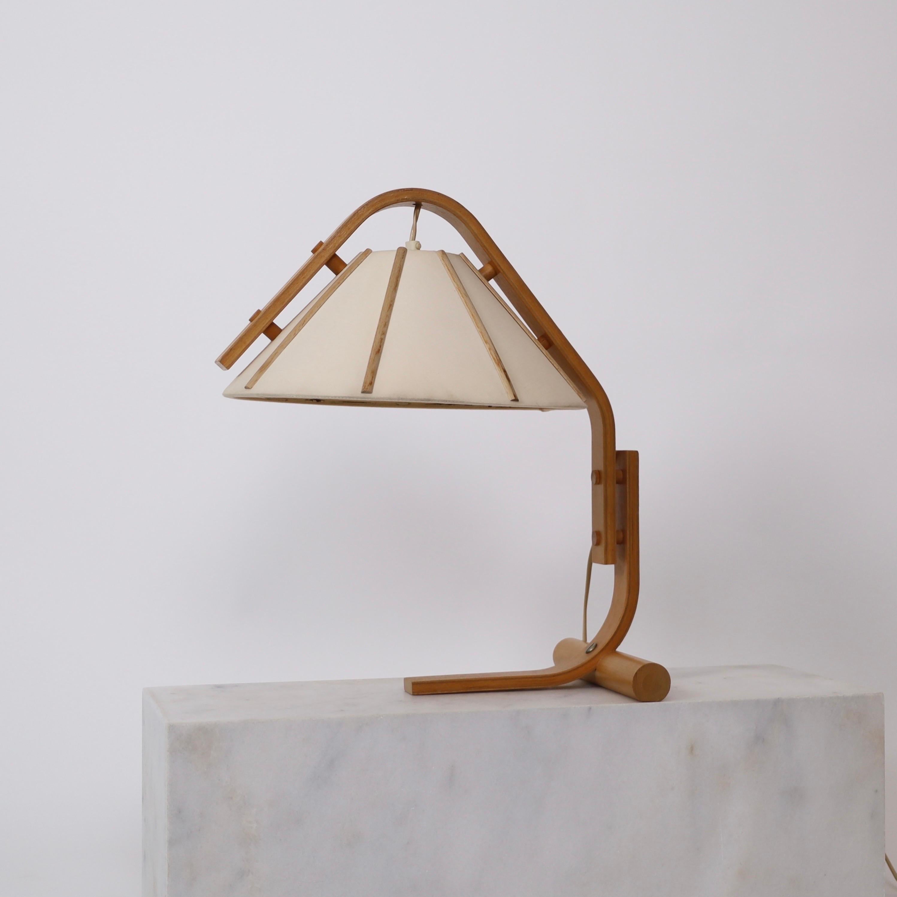 Suédois Lampe de bureau scandinave moderne en bois de hêtre de Jan Wickelgren, 1970, Suède en vente