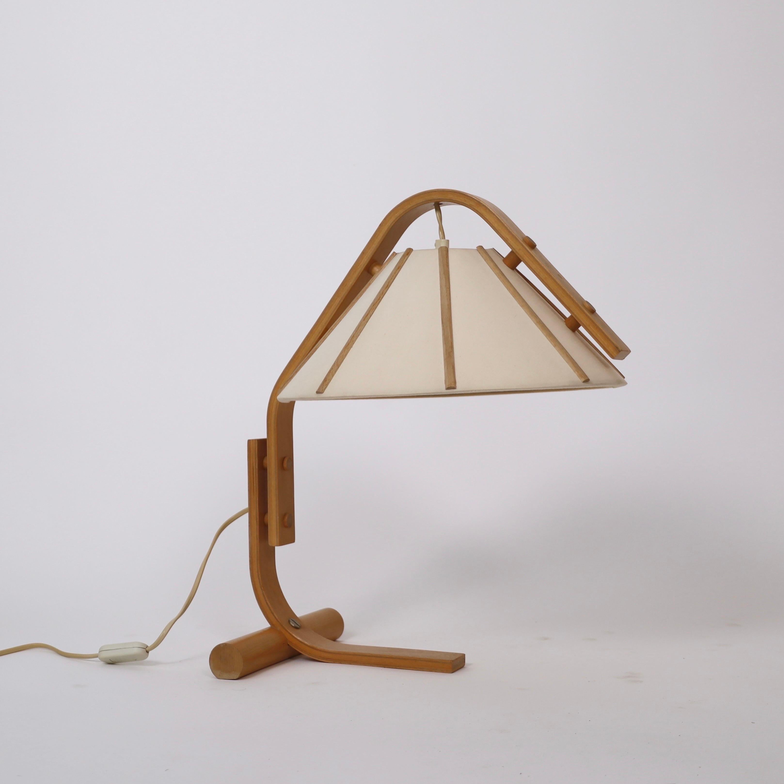 Lampe de bureau scandinave moderne en bois de hêtre de Jan Wickelgren, 1970, Suède État moyen - En vente à Værløse, DK