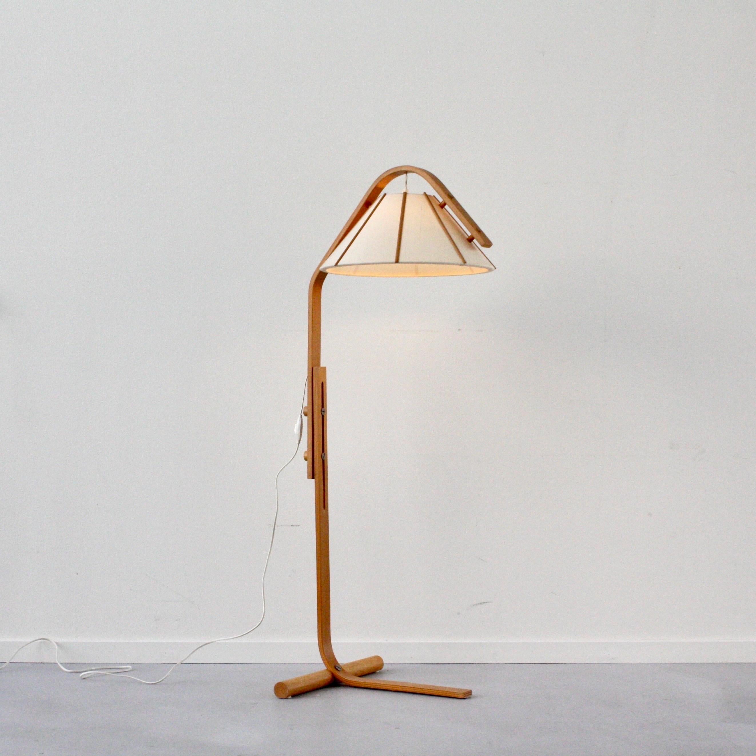 Scandinavian Modern Beech wood Floor Lamp by Jan Wickelgren, 1970s, Sweden  For Sale 4