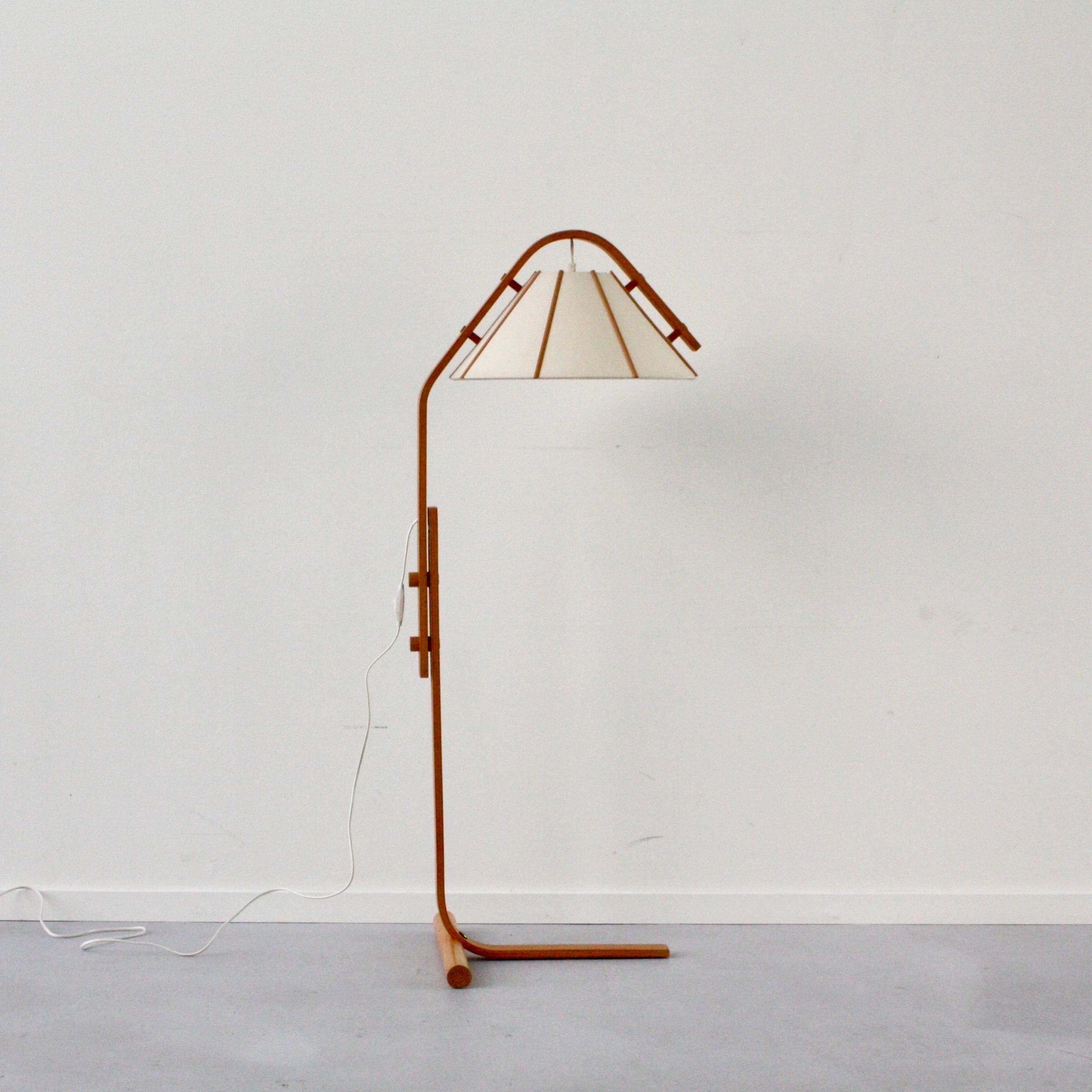 Late 20th Century Scandinavian Modern Beech wood Floor Lamp by Jan Wickelgren, 1970s, Sweden  For Sale