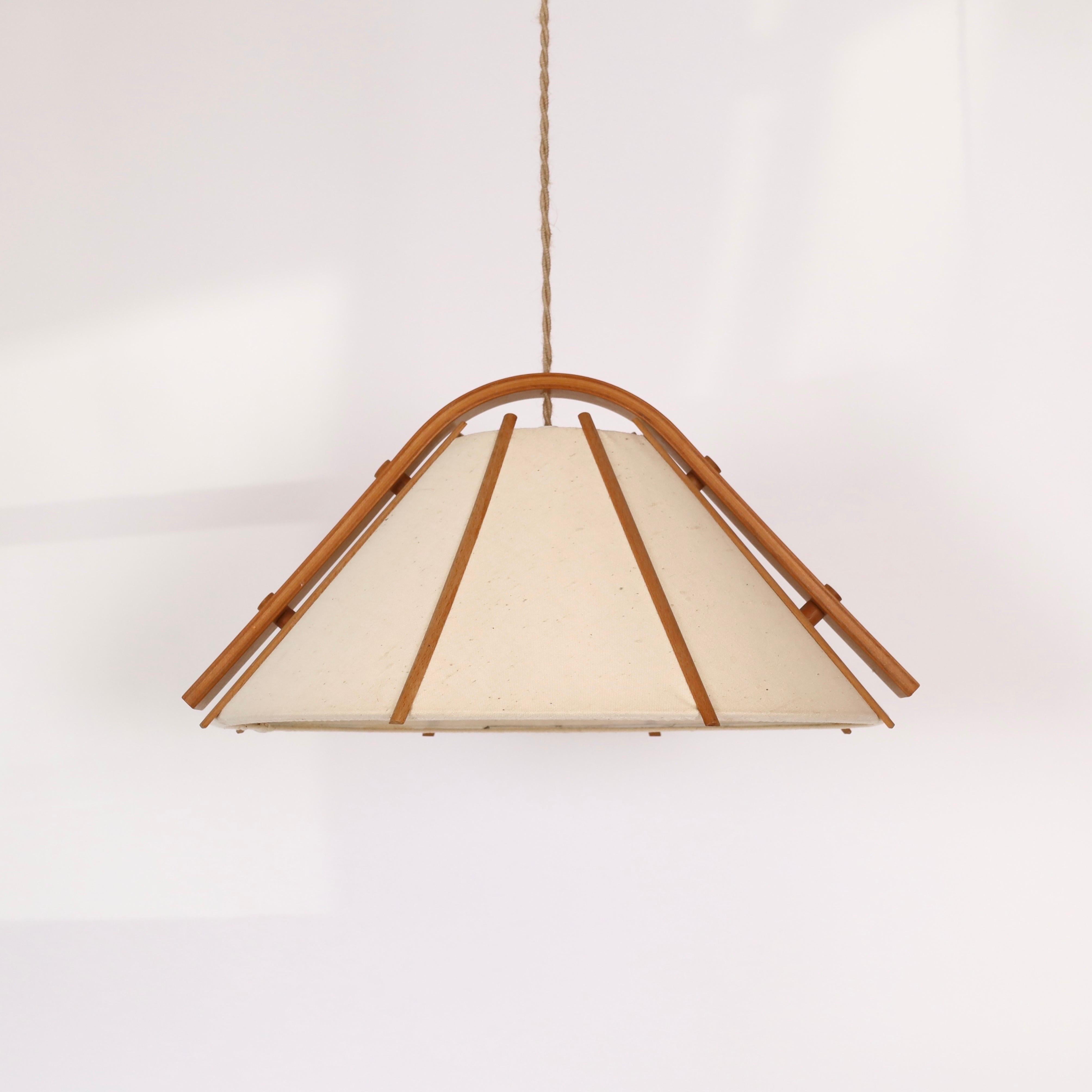 Lampada a sospensione in legno di faggio curvato con paralume in tela disegnata da Jan Wickelgren negli anni '70 per Aneta Sweden. Una luce scandinava per un bellissimo spazio. 

* Una lampada a sospensione in impiallacciatura di faggio e tela