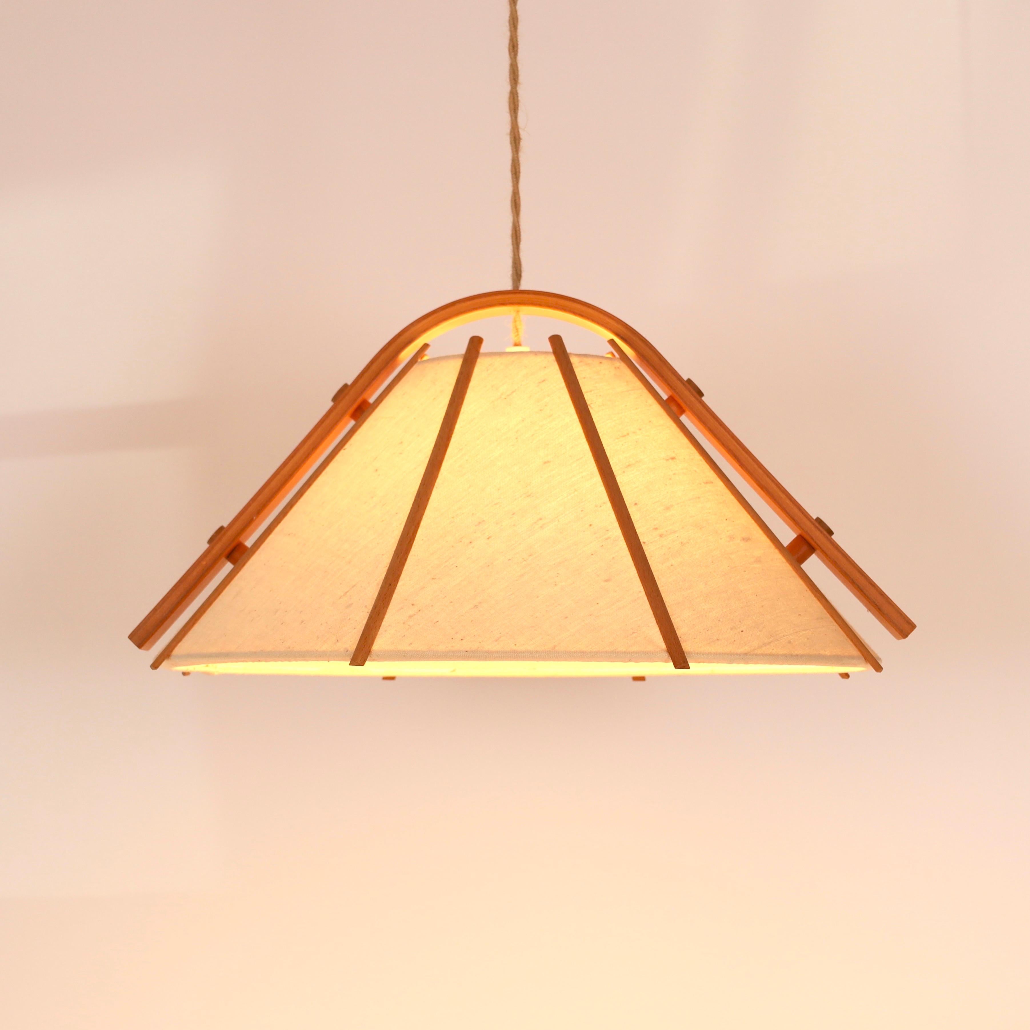 Danese Lampada a sospensione The Modern Scandinavian in legno di faggio di Jan Wickelgren, anni '70, Svezia in vendita