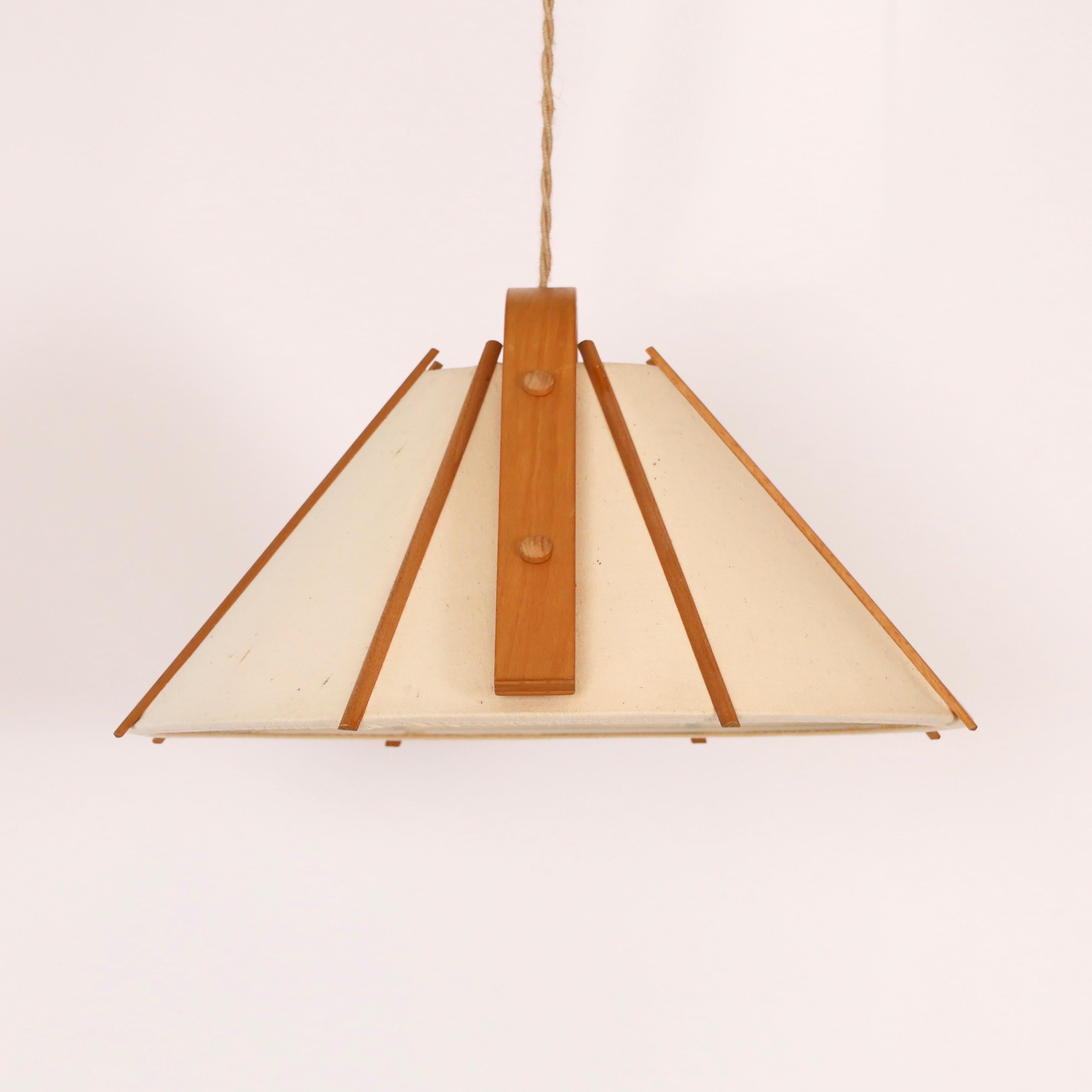 Lampada a sospensione The Modern Scandinavian in legno di faggio di Jan Wickelgren, anni '70, Svezia In condizioni buone in vendita a Værløse, DK