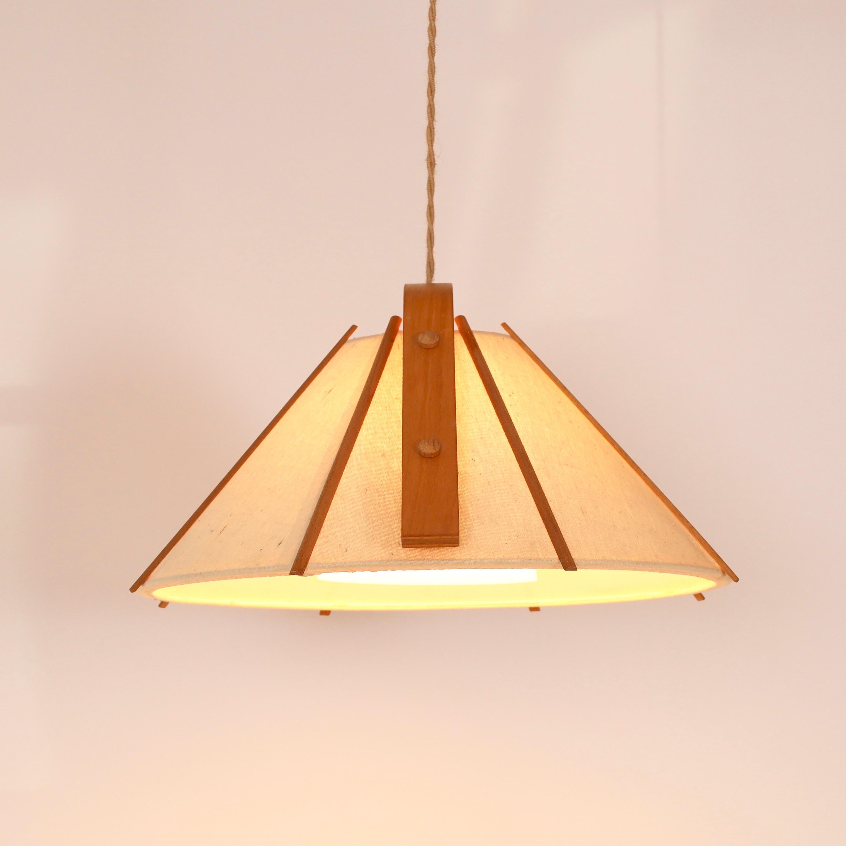 Fine XX secolo Lampada a sospensione The Modern Scandinavian in legno di faggio di Jan Wickelgren, anni '70, Svezia in vendita