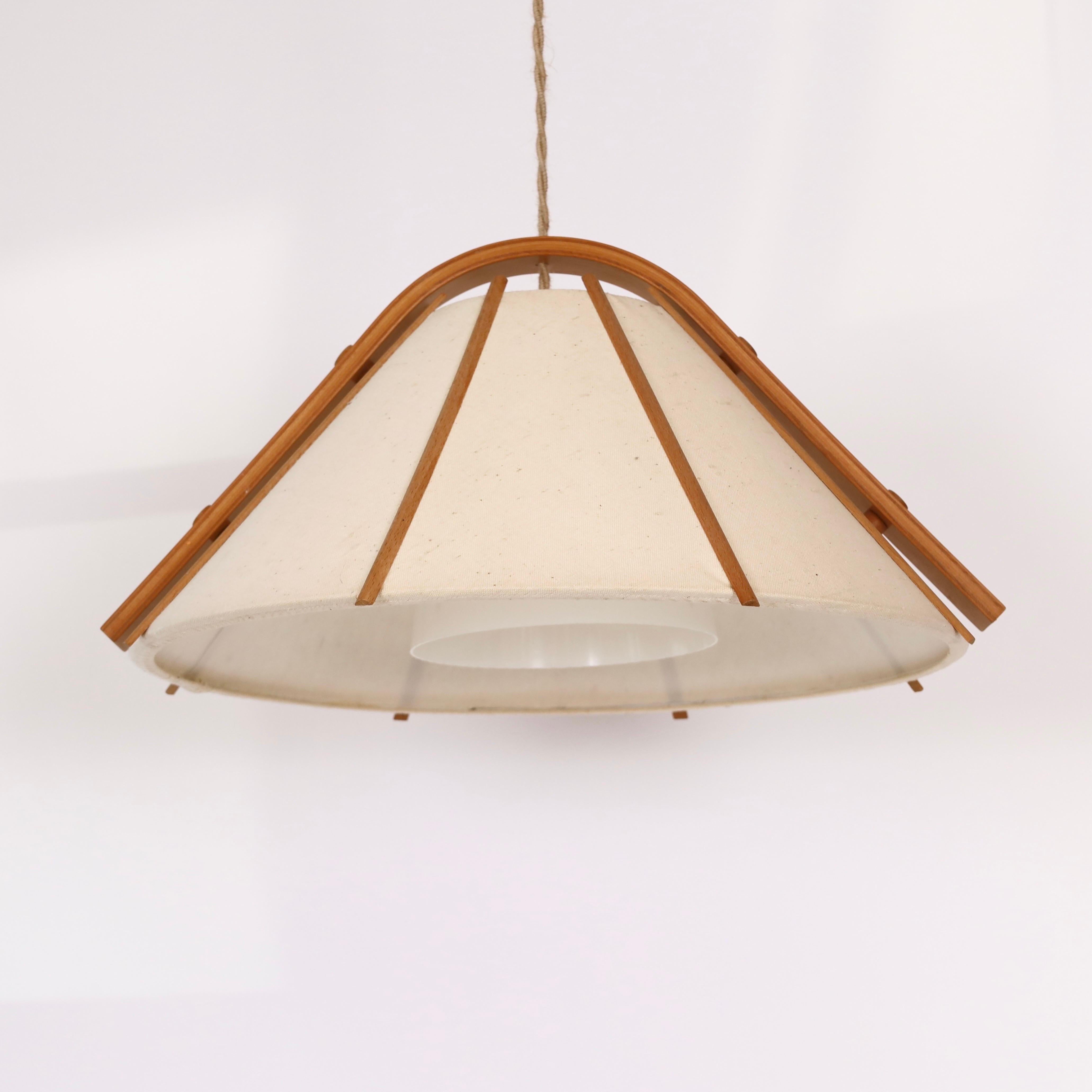 Tessuto Lampada a sospensione The Modern Scandinavian in legno di faggio di Jan Wickelgren, anni '70, Svezia in vendita