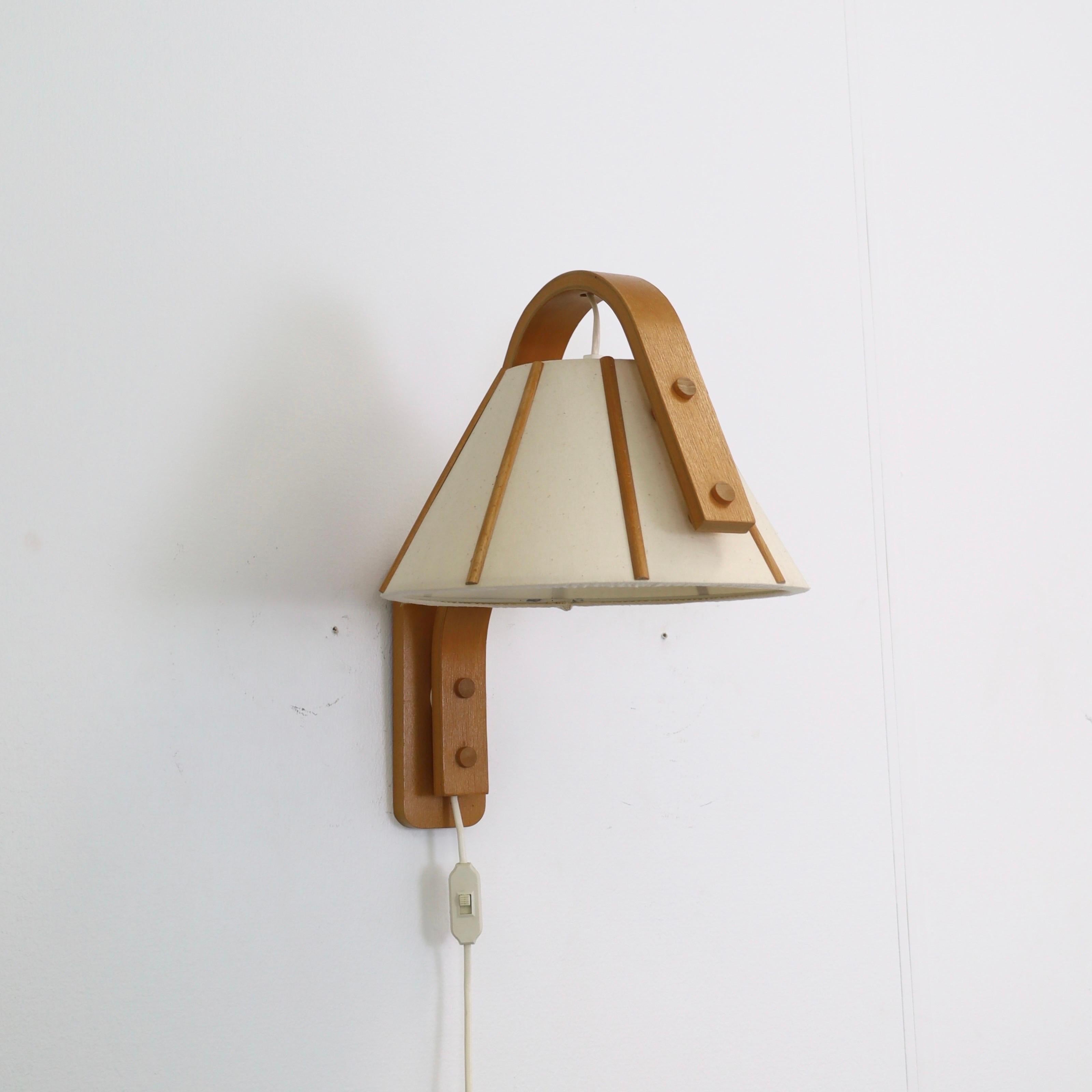 Skandinavische moderne Wandleuchte aus gebogenem Buchenholz, entworfen von Jan Wickelgren in den 1970er Jahren für Aneta Sweden. Ein nordischer Touch für ein schönes Zuhause.

* Eine gebogene Wandleuchte aus Buchenfurnier mit einem hellen