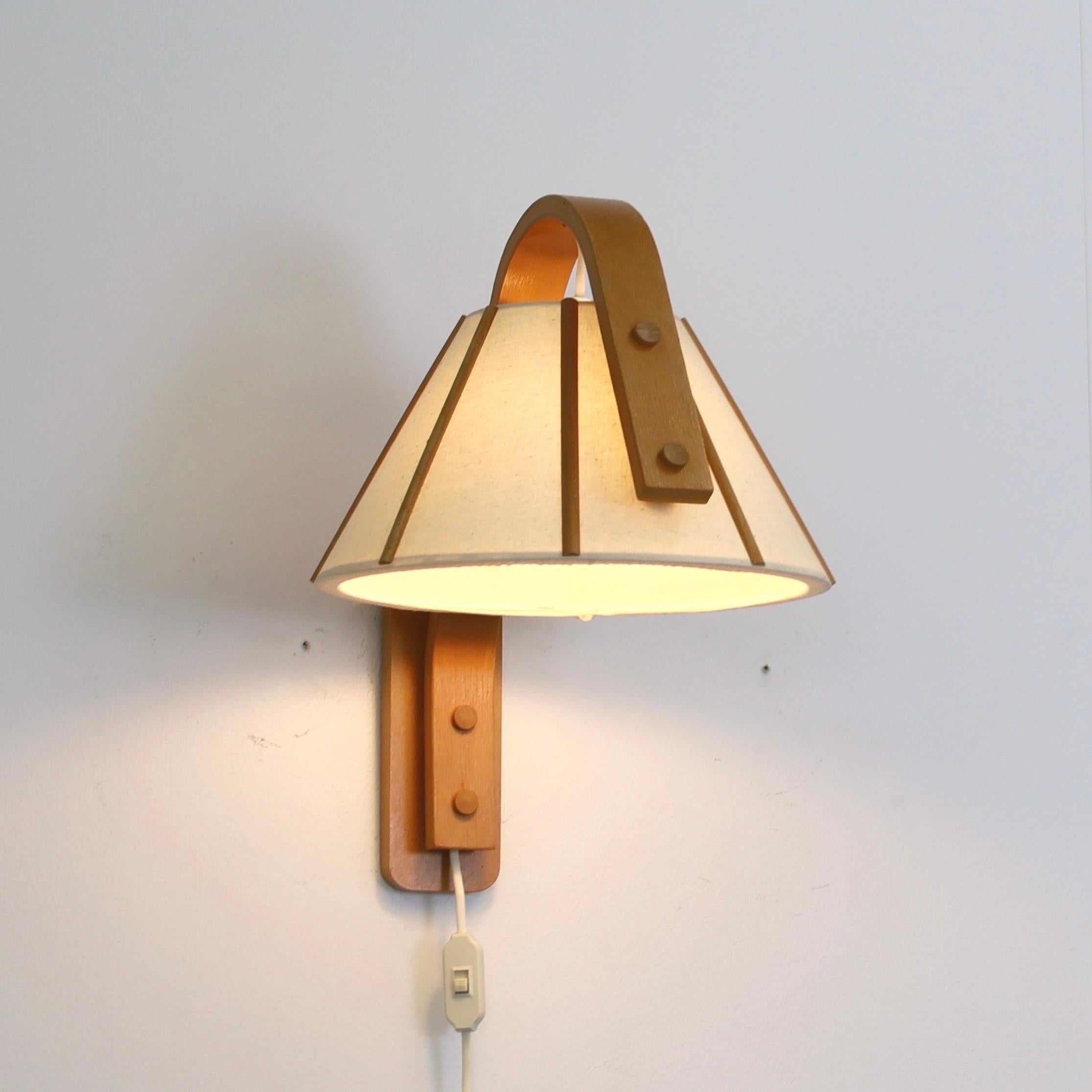Danish Scandinavian Modern Beech wood wall lamp by Jan Wickelgren, 1970s, Sweden 