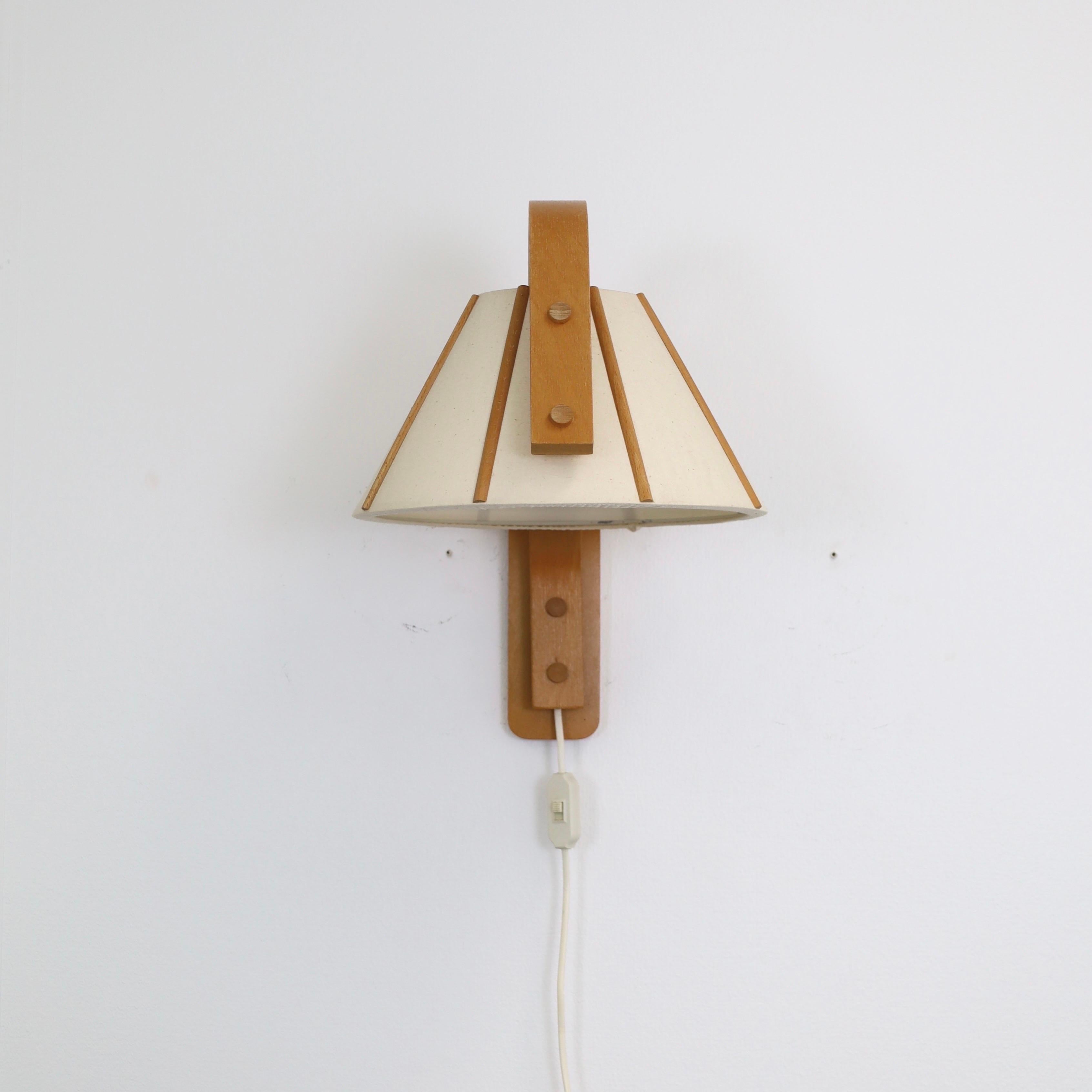 Skandinavische moderne Wandleuchte aus Buchenholz von Jan Wickelgren, 1970er Jahre, Schweden im Zustand „Gut“ in Værløse, DK