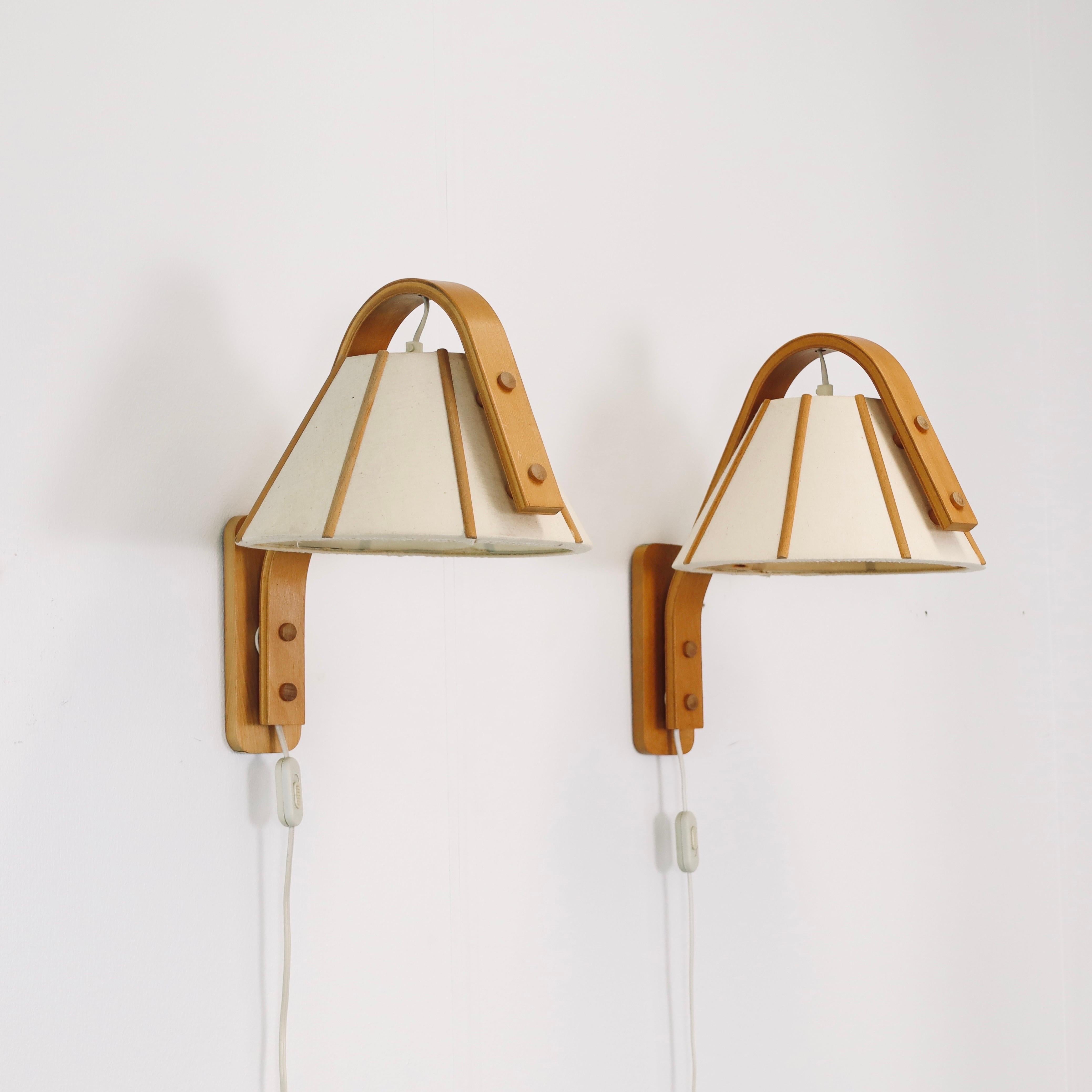 Set Scandinavian Modern sconces in bend Beech wood designed by Jan Wickelgren in the 1970s for Aneta Sweden. The set is in great vintage condition. A Nordic touch for a beautiful home.

* A set of two (2) bend beech veneer wall lamps with light