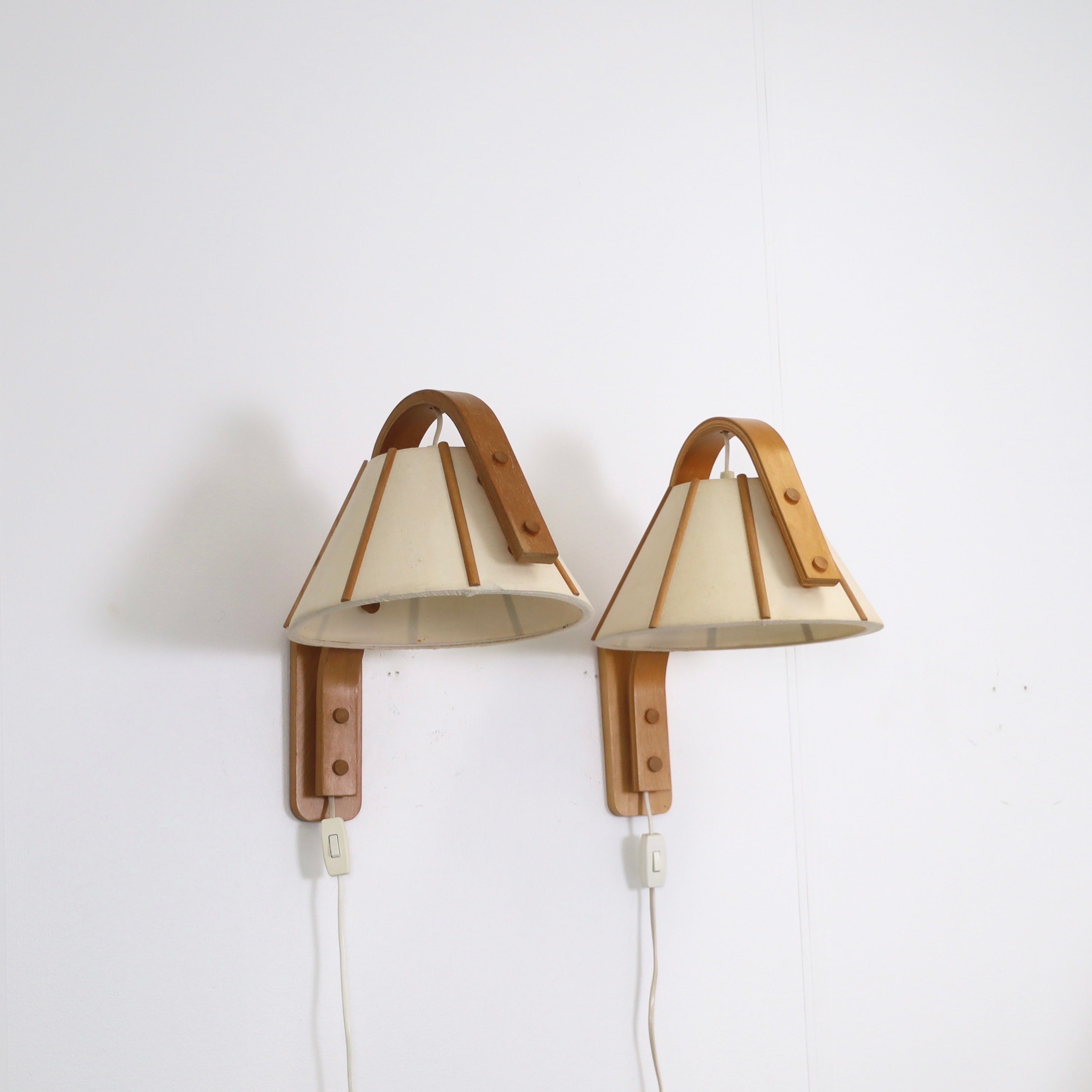 Set Scandinavian Modern sconces in bend Beech wood designed by Jan Wickelgren in the 1970s for Aneta Sweden. The set is in great vintage condition. A Nordic touch for a beautiful home.

* A set of two (2) bend beech veneer wall lamps with light