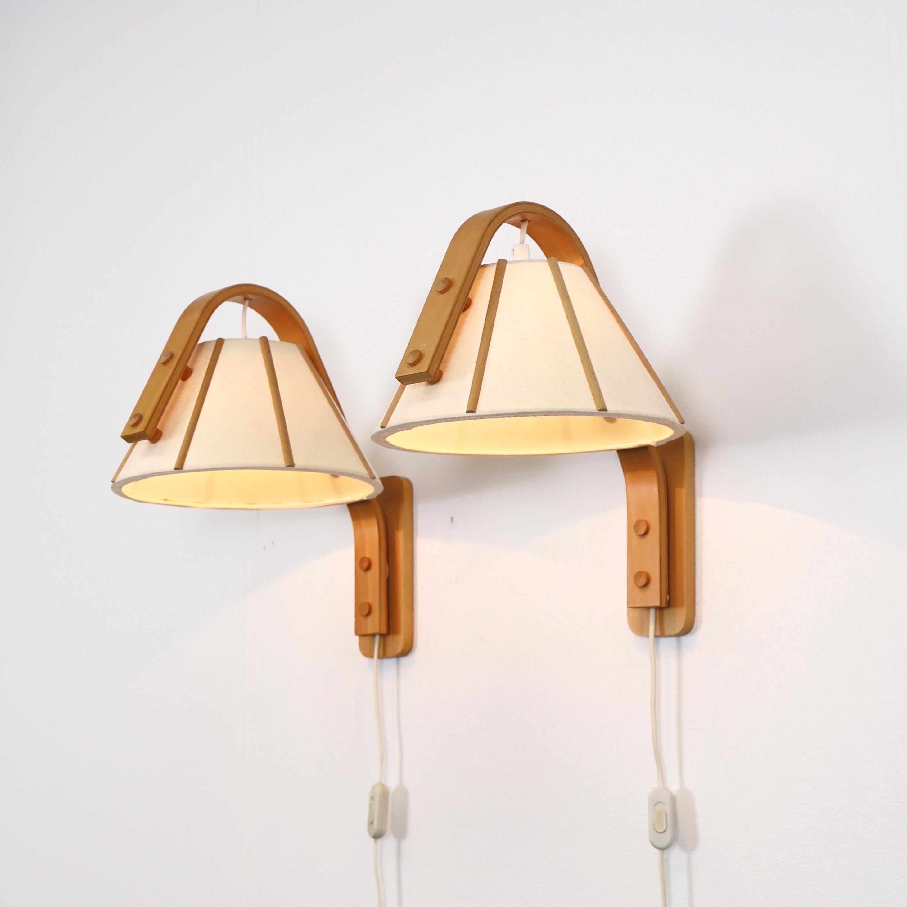 Set d'appliques scandinaves modernes en bois de Beeche courbé, conçues par Jan Wickelgren dans les années 1970 pour Aneta Suède. L'ensemble est en excellent état vintage et constitue un beau duo pour un lieu exquis. 

* Un ensemble de deux (2)
