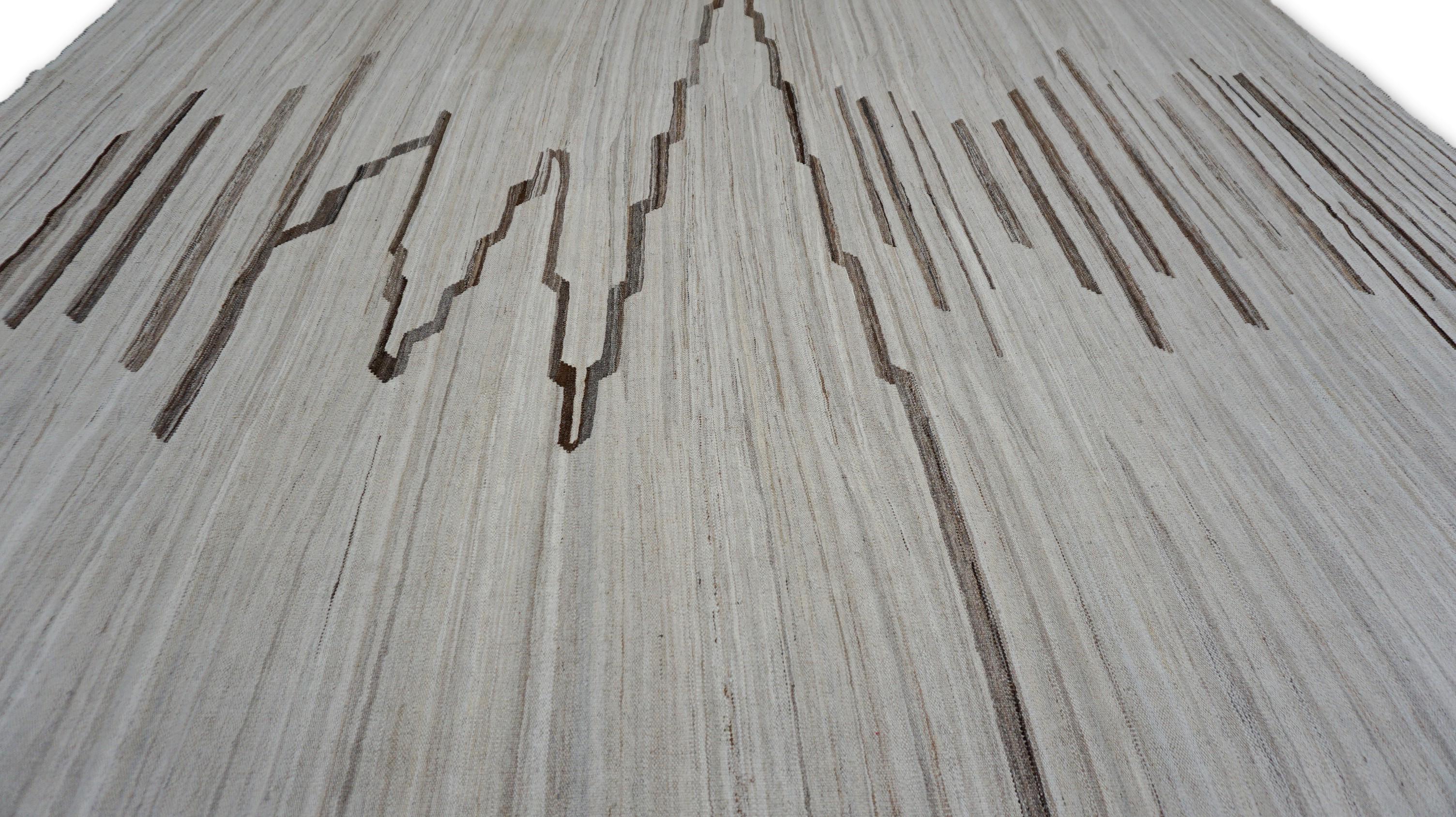 Scandinavo moderno The Modern Scandinavian Modern Beige and Brown Linear Motif Wool Kilim Rug 8'x10' in vendita