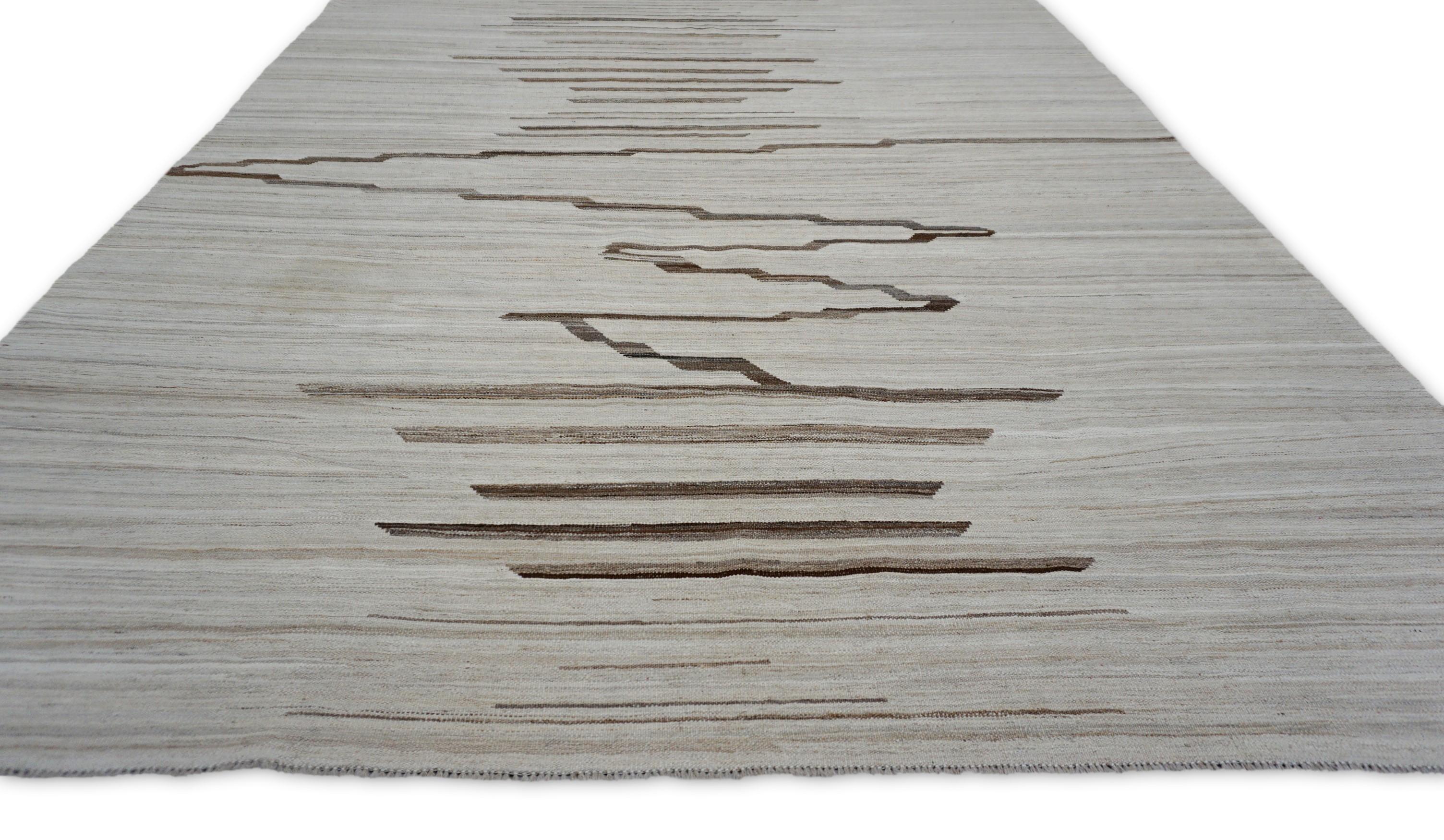 Tessuto a mano The Modern Scandinavian Modern Beige and Brown Linear Motif Wool Kilim Rug 8'x10' in vendita