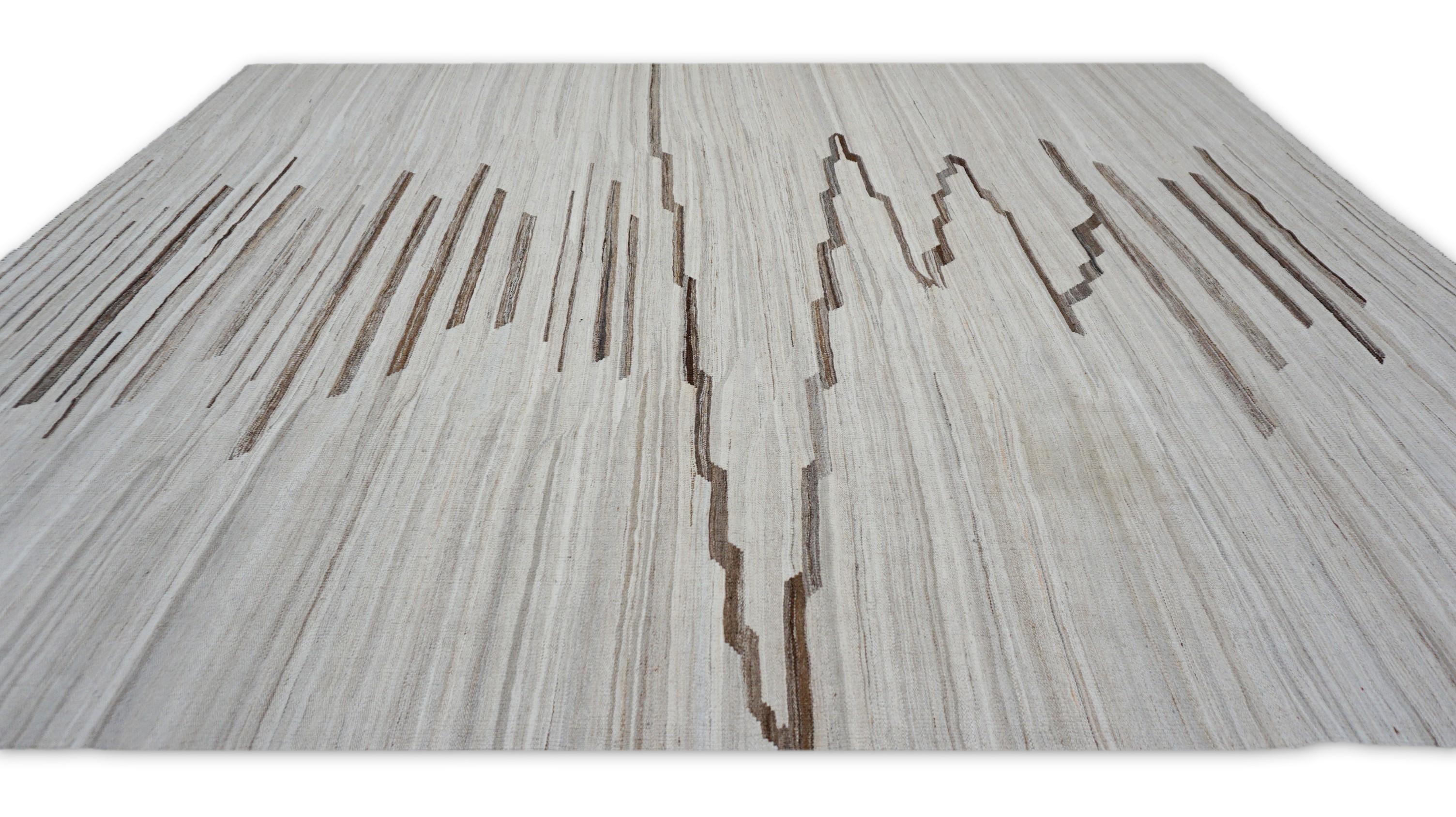 XXI secolo e contemporaneo The Modern Scandinavian Modern Beige and Brown Linear Motif Wool Kilim Rug 8'x10' in vendita