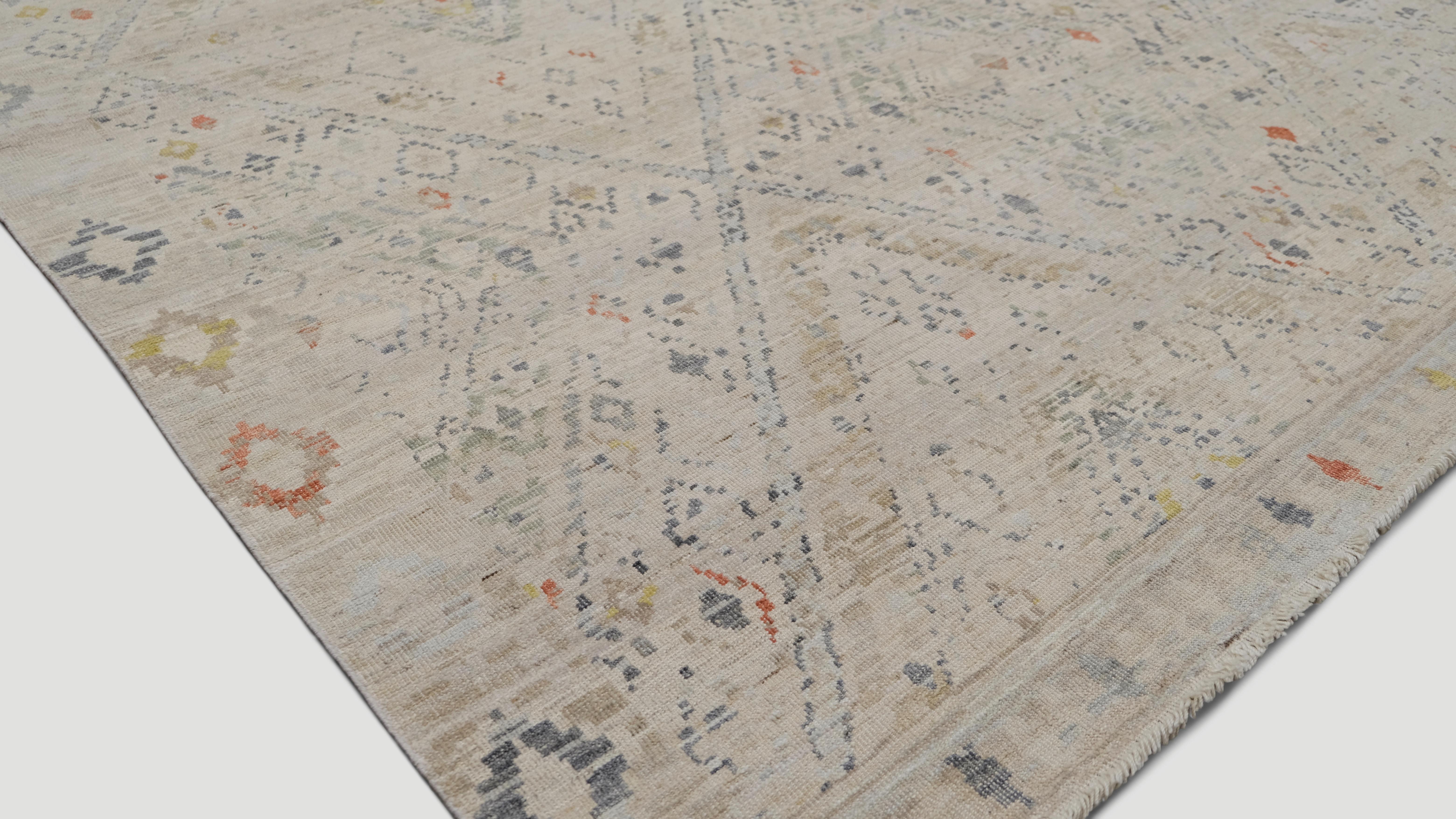 Bringen Sie mit diesem exquisiten, handgeknüpften Wollteppich einen Hauch von schlichter Eleganz in Ihr Zuhause. Mit seinem böhmisch inspirierten Stammesdesign zeigt der Teppich eine harmonische Anordnung geometrischer Muster, mit komplizierten