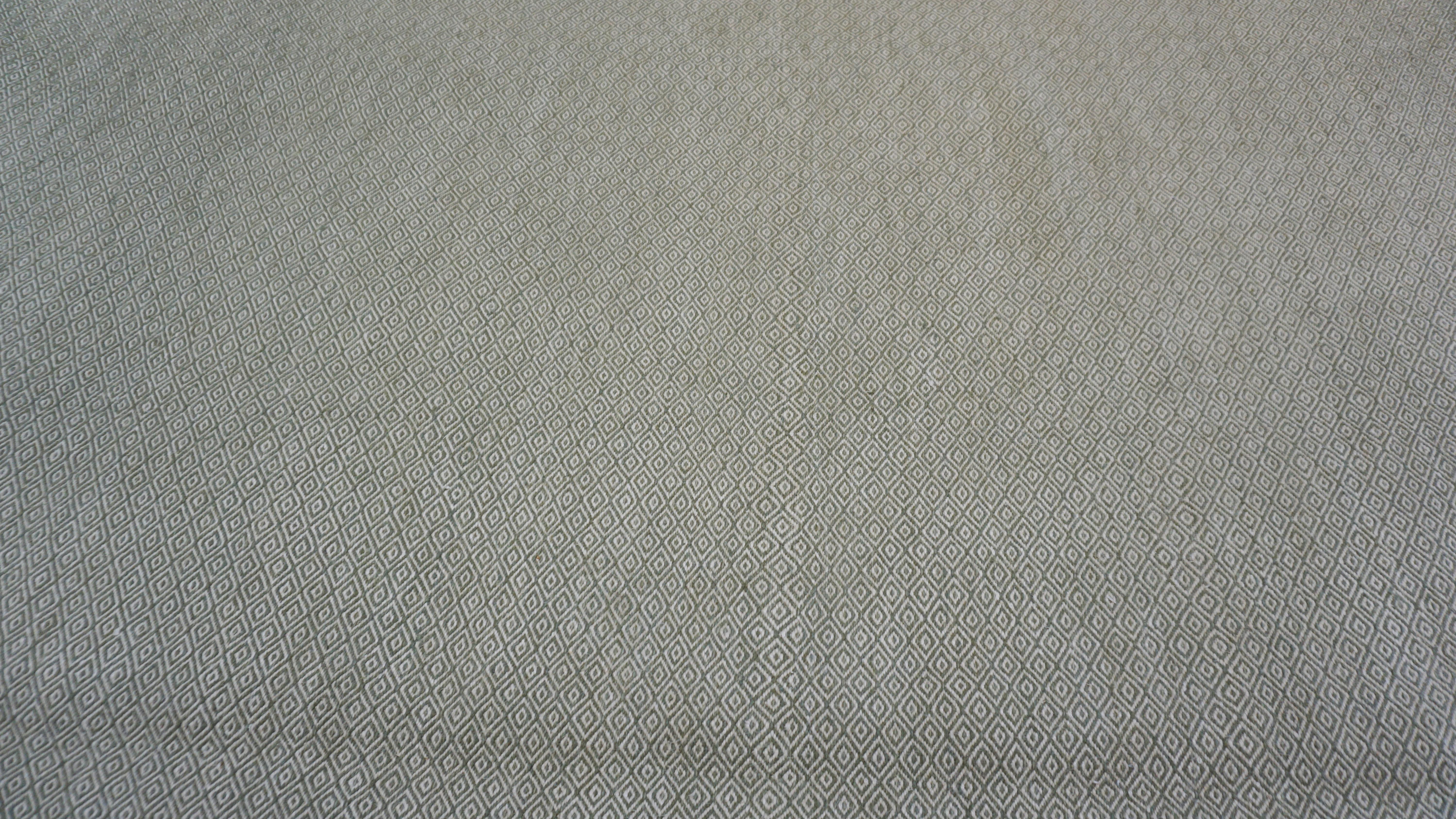 The Modern Scandinavian Beige Wolle und Baumwolle Mikro-Diamant Wolle Kilim 10'x11'1'' (Handgewebt) im Angebot