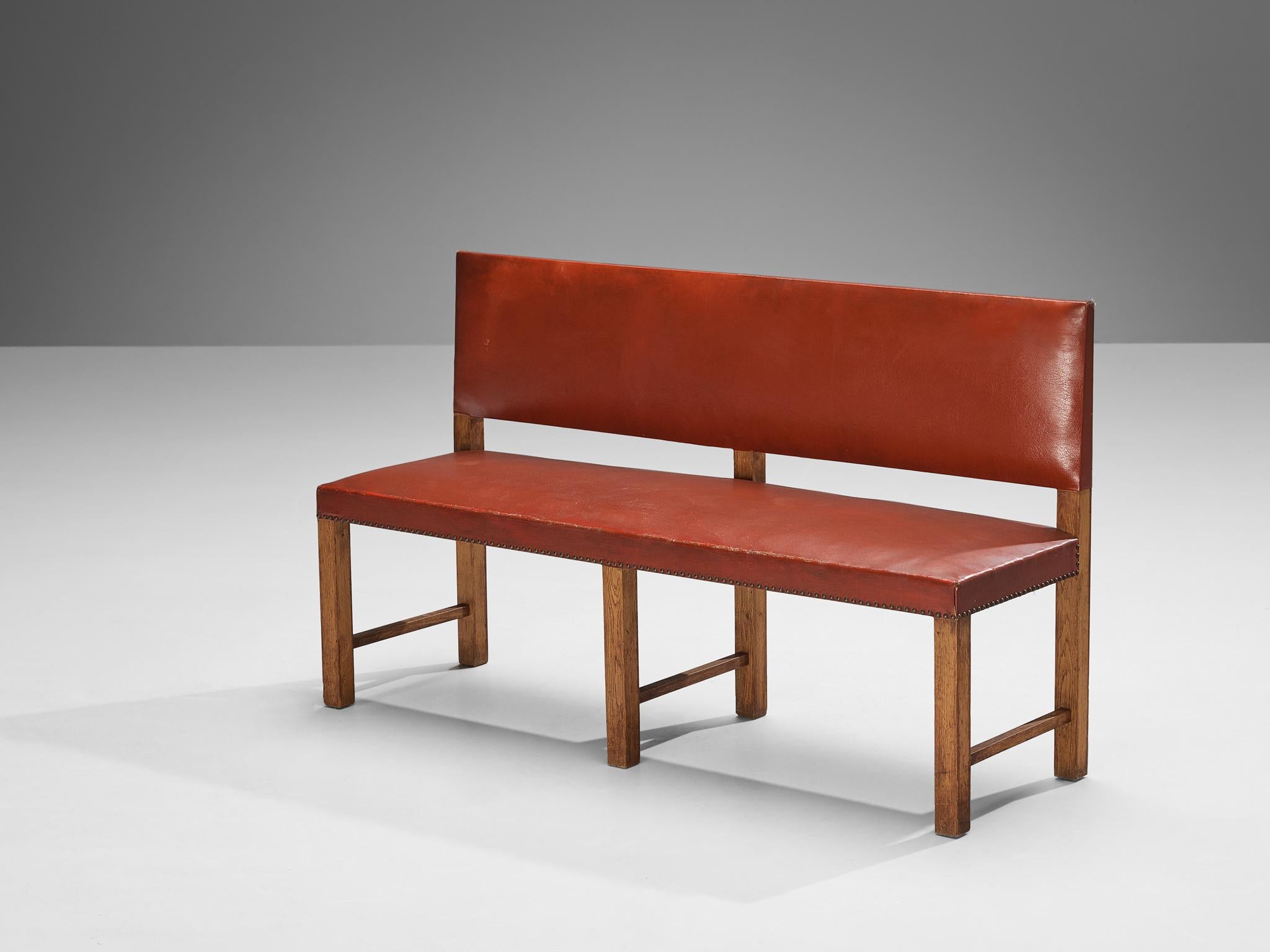 Bench, faux leather, brass, oak, Scandinavia, 1950s

A charming furniture piece exuding a sense of harmony and purity. The bench, with its rectangular shape, showcases an upholstered seat in a rich reddish-brown hue. Brass nails run along the edges,