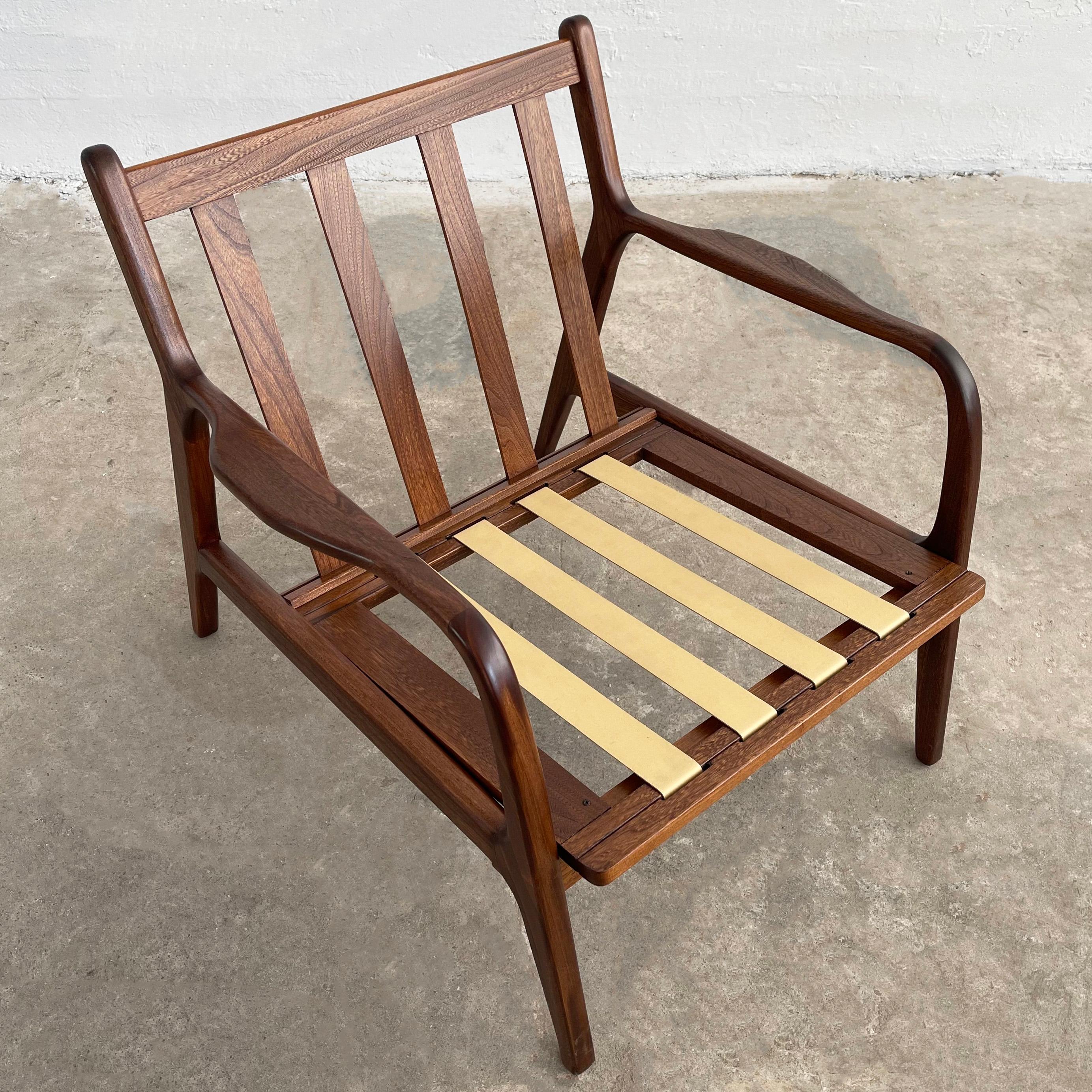 Skandinavischer moderner Sessel aus gebogenem Nussbaumholz im Angebot 6