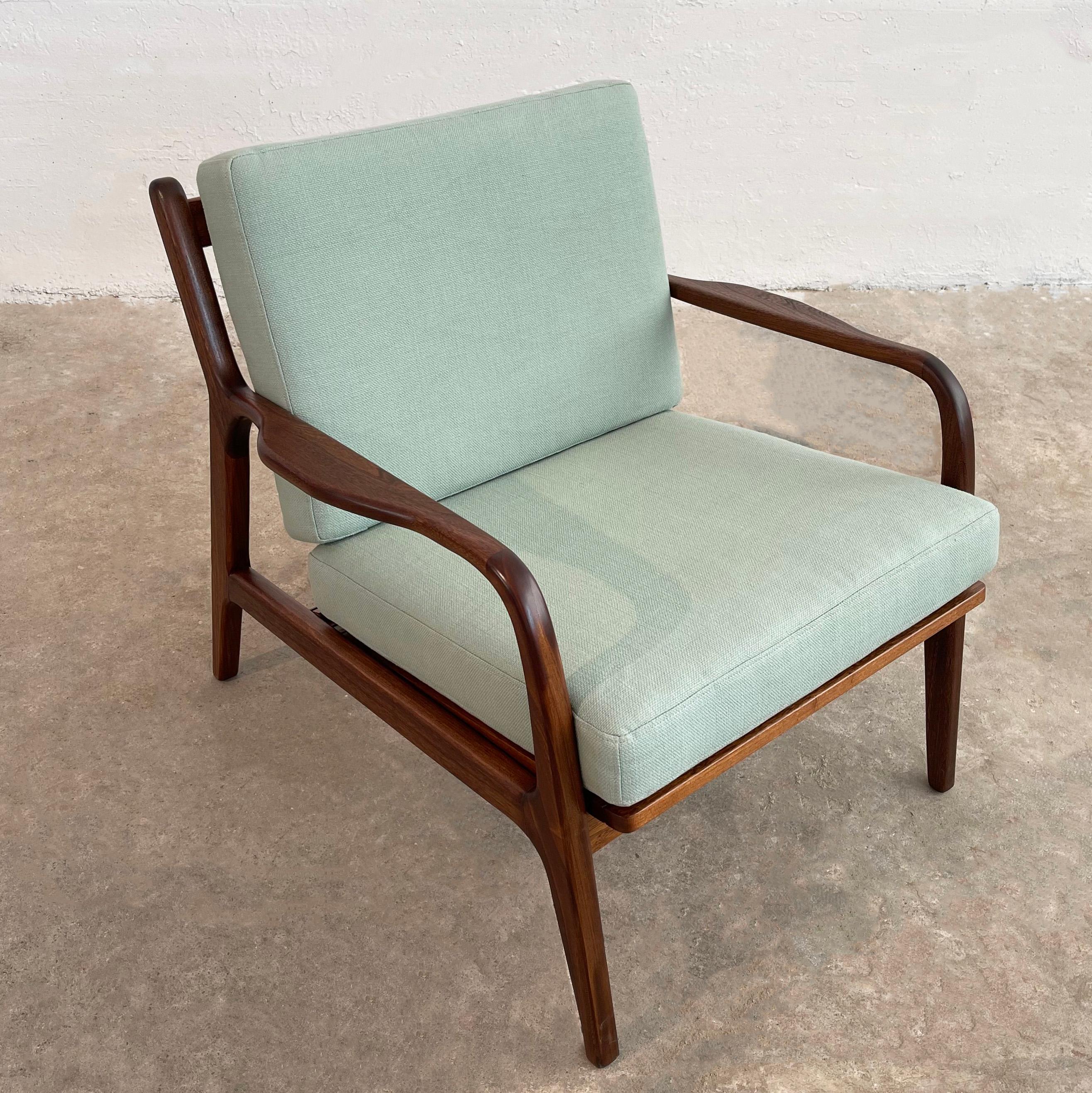 Skandinavischer moderner Sessel aus gebogenem Nussbaumholz (Skandinavische Moderne) im Angebot