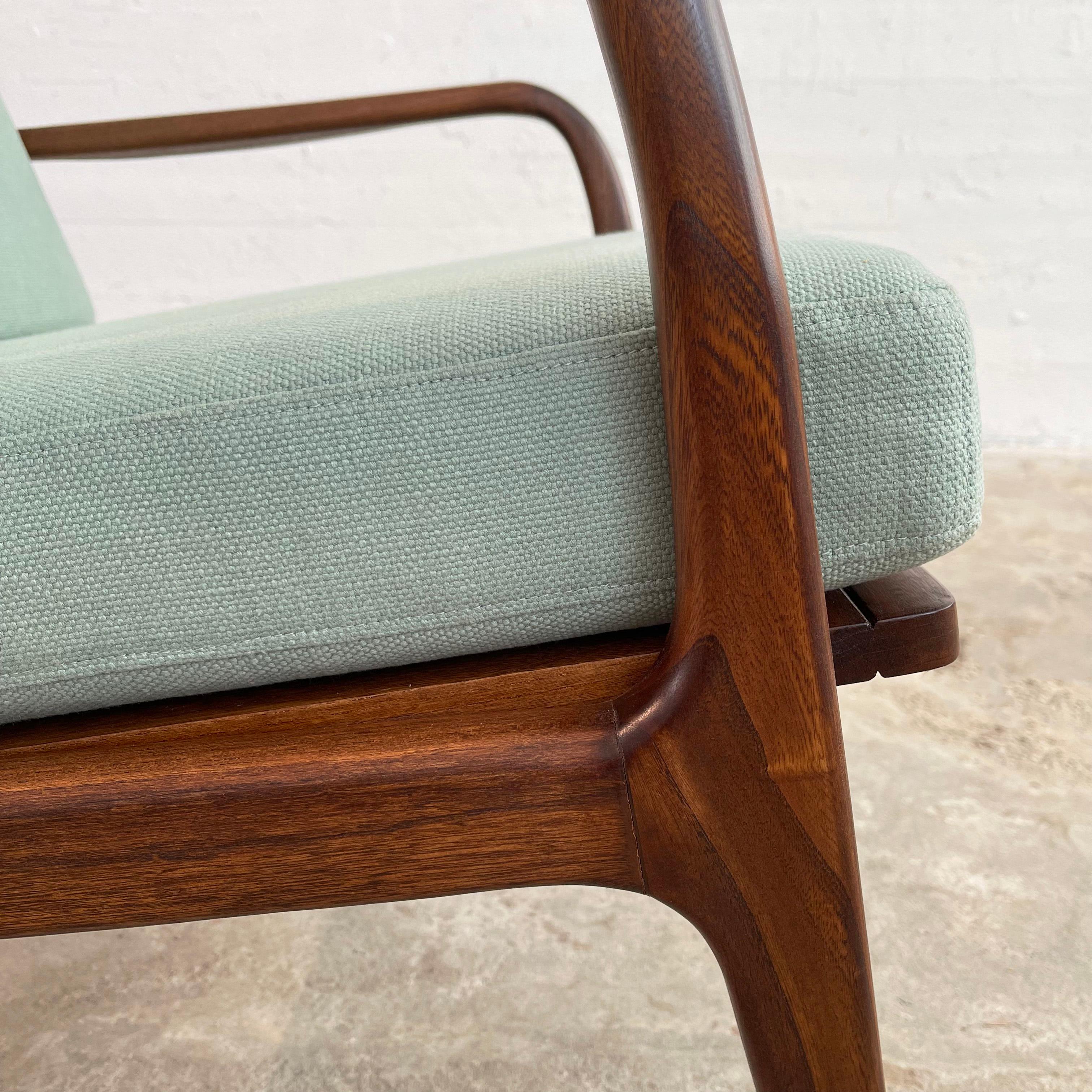 Skandinavischer moderner Sessel aus gebogenem Nussbaumholz im Zustand „Gut“ im Angebot in Brooklyn, NY