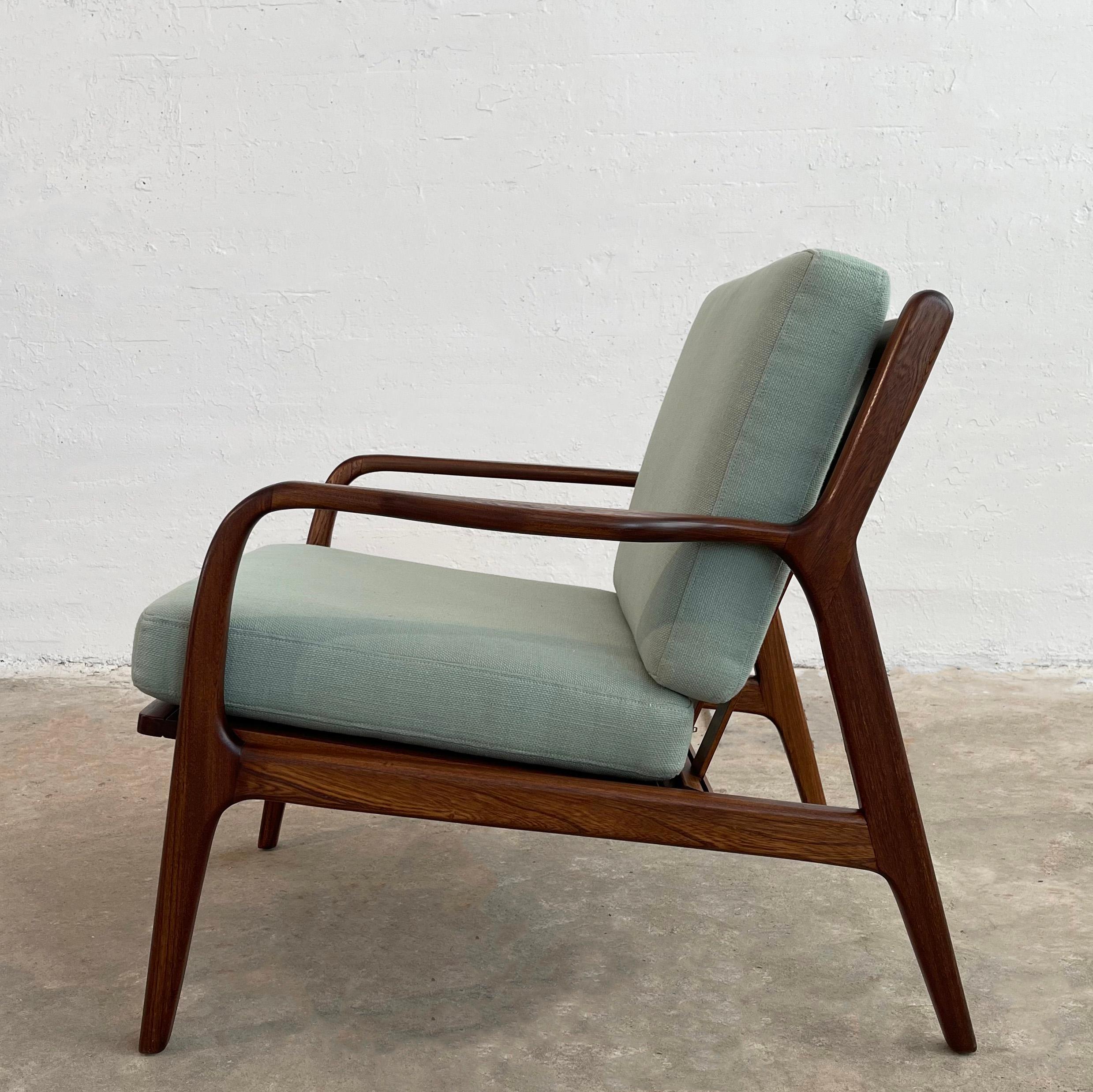 Skandinavischer moderner Sessel aus gebogenem Nussbaumholz (Stoff) im Angebot