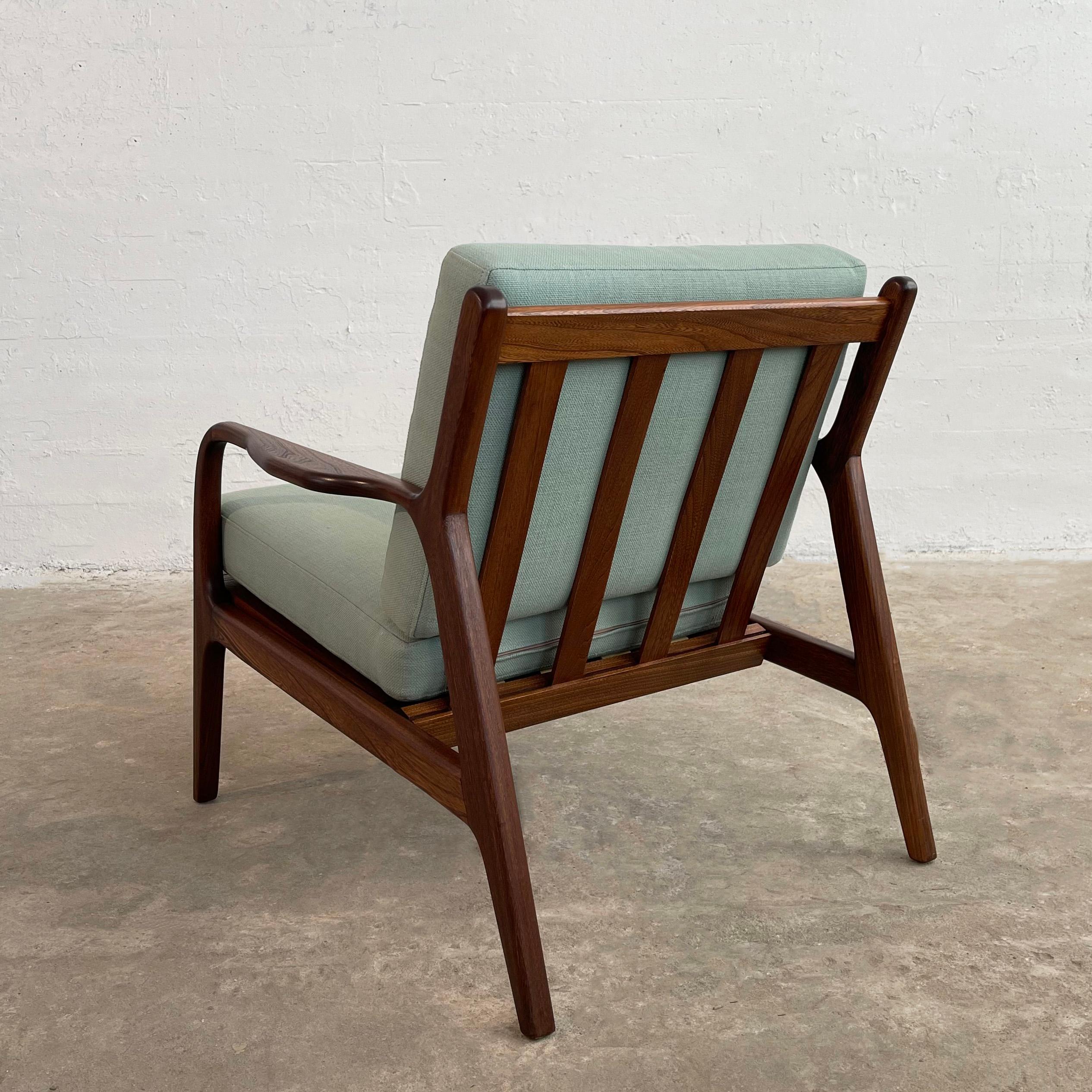 Skandinavischer moderner Sessel aus gebogenem Nussbaumholz im Angebot 1