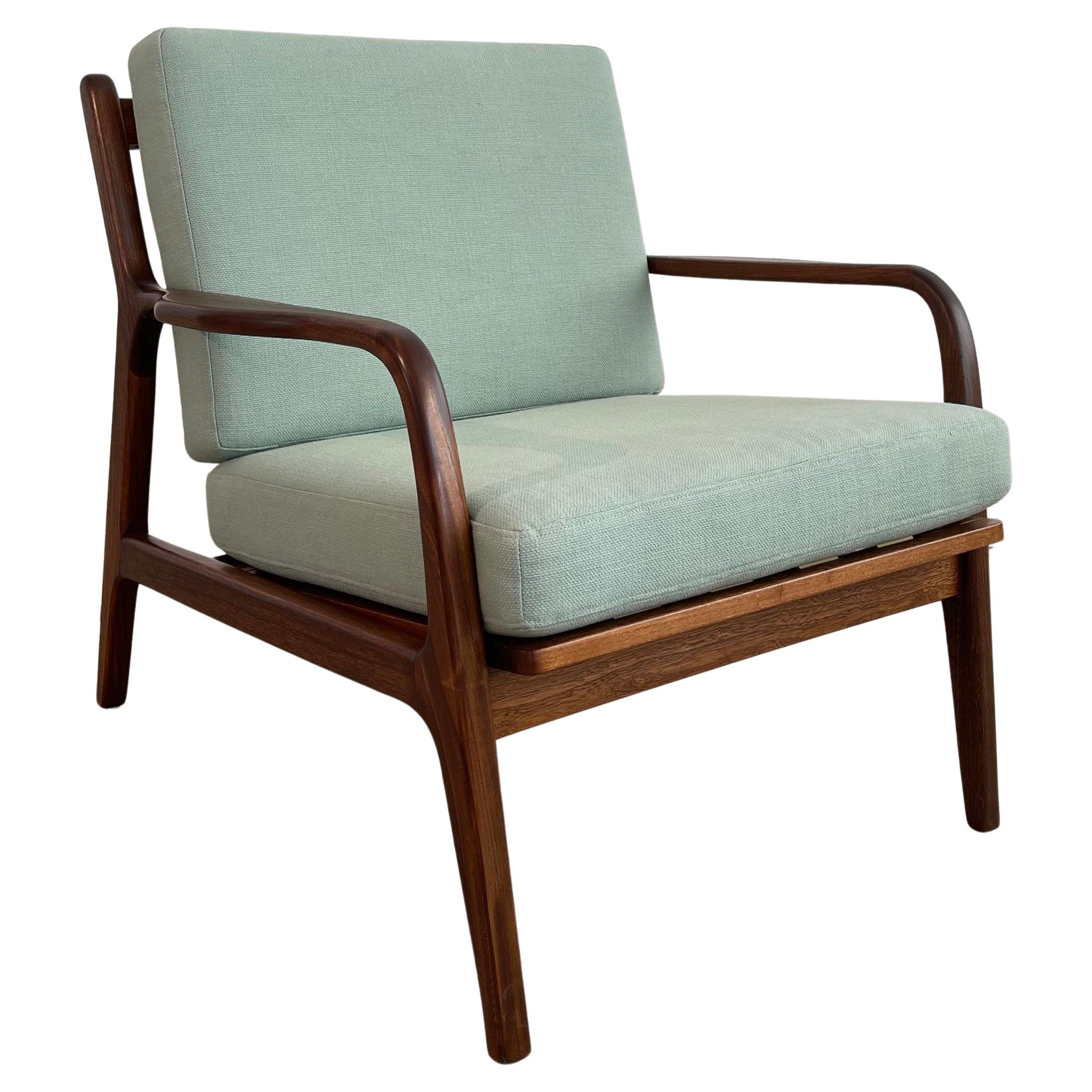 Skandinavischer moderner Sessel aus gebogenem Nussbaumholz im Angebot