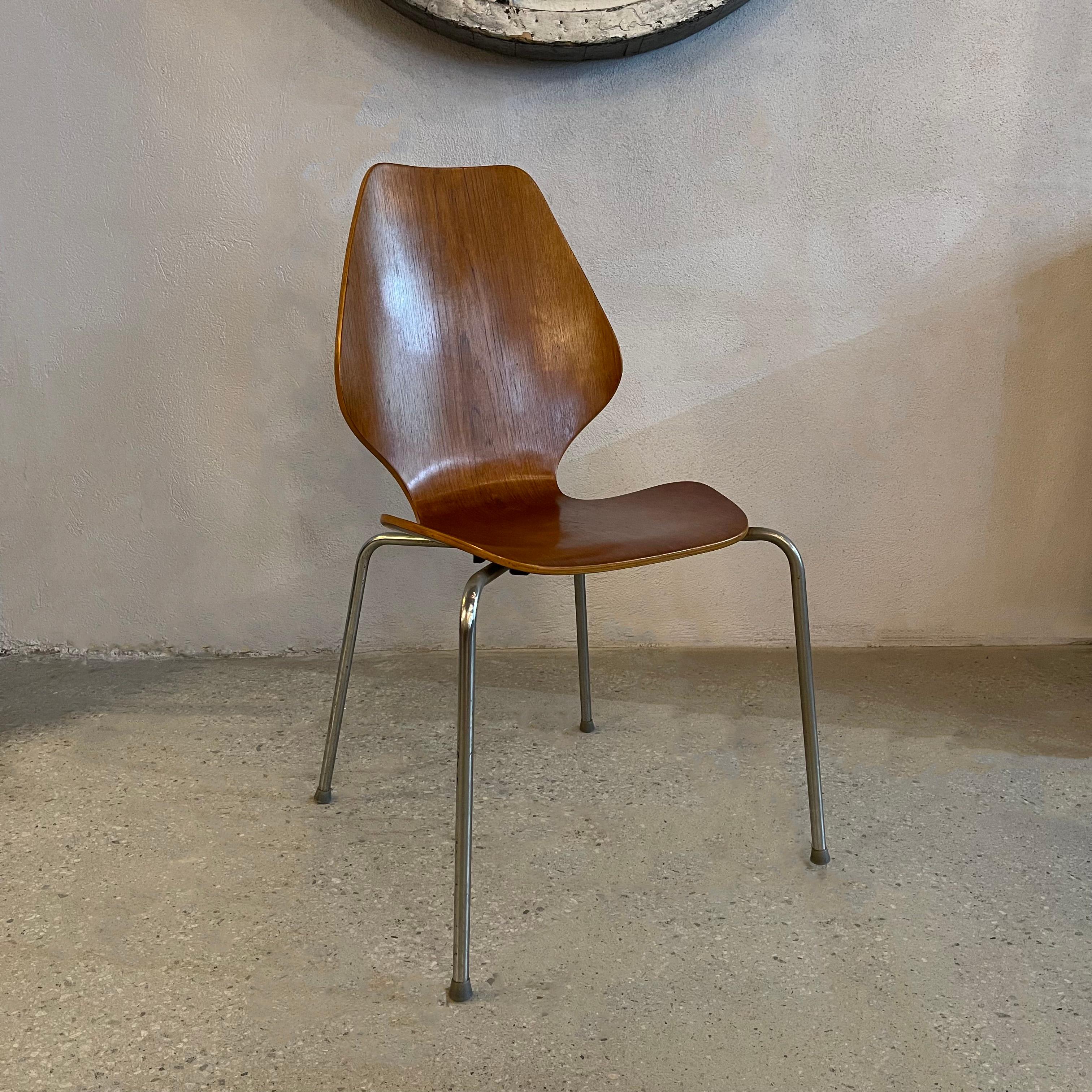 The Scandinavian Modern, bentwood side chair in the style of Arne Jacobsen features a curvaceous, steam bent wood seat with chrome legs. Une merveilleuse chaise de bureau, de salle à manger ou d'appoint. 