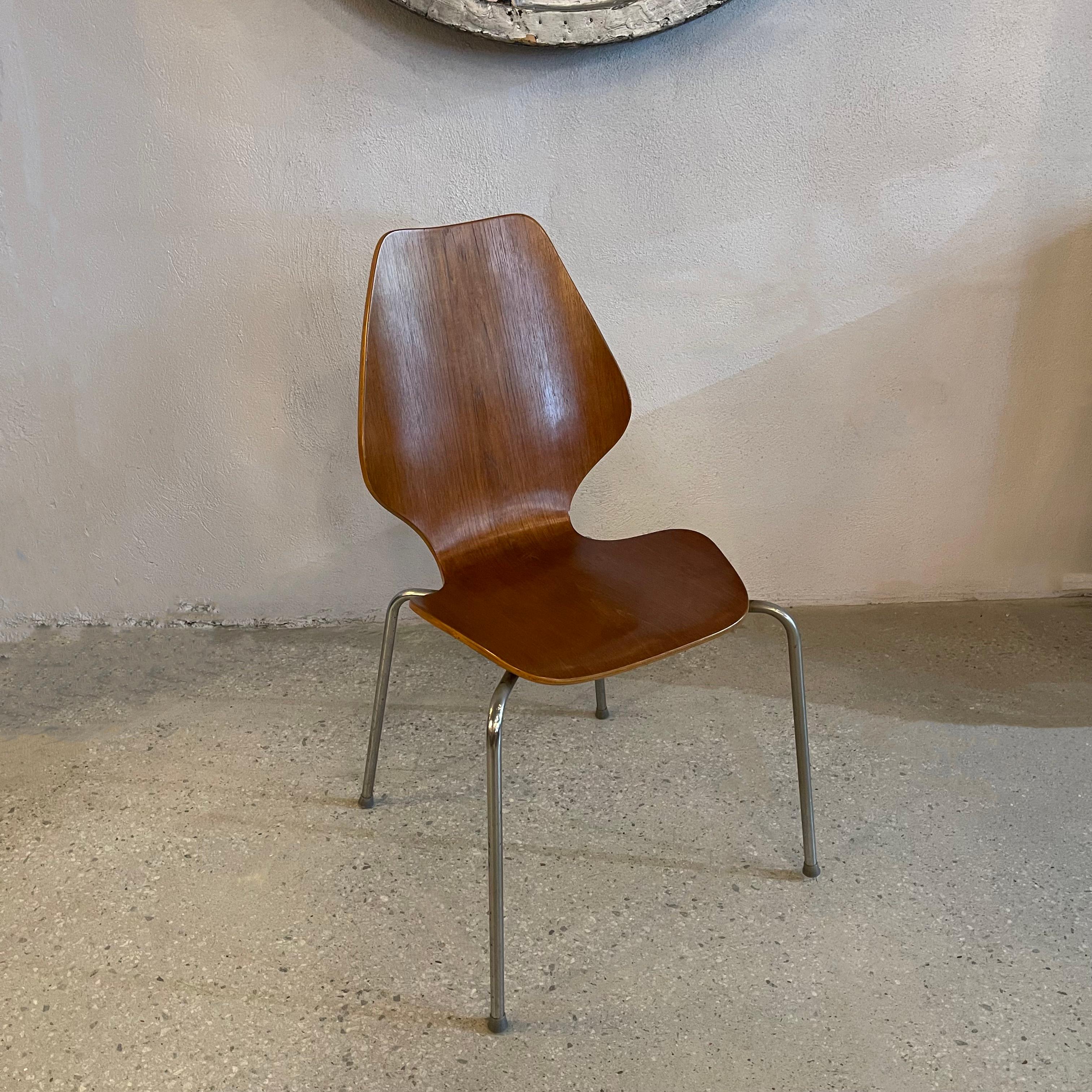 Mid-Century Modern Chaise d'appoint scandinave moderne en bois cintré et chrome en vente