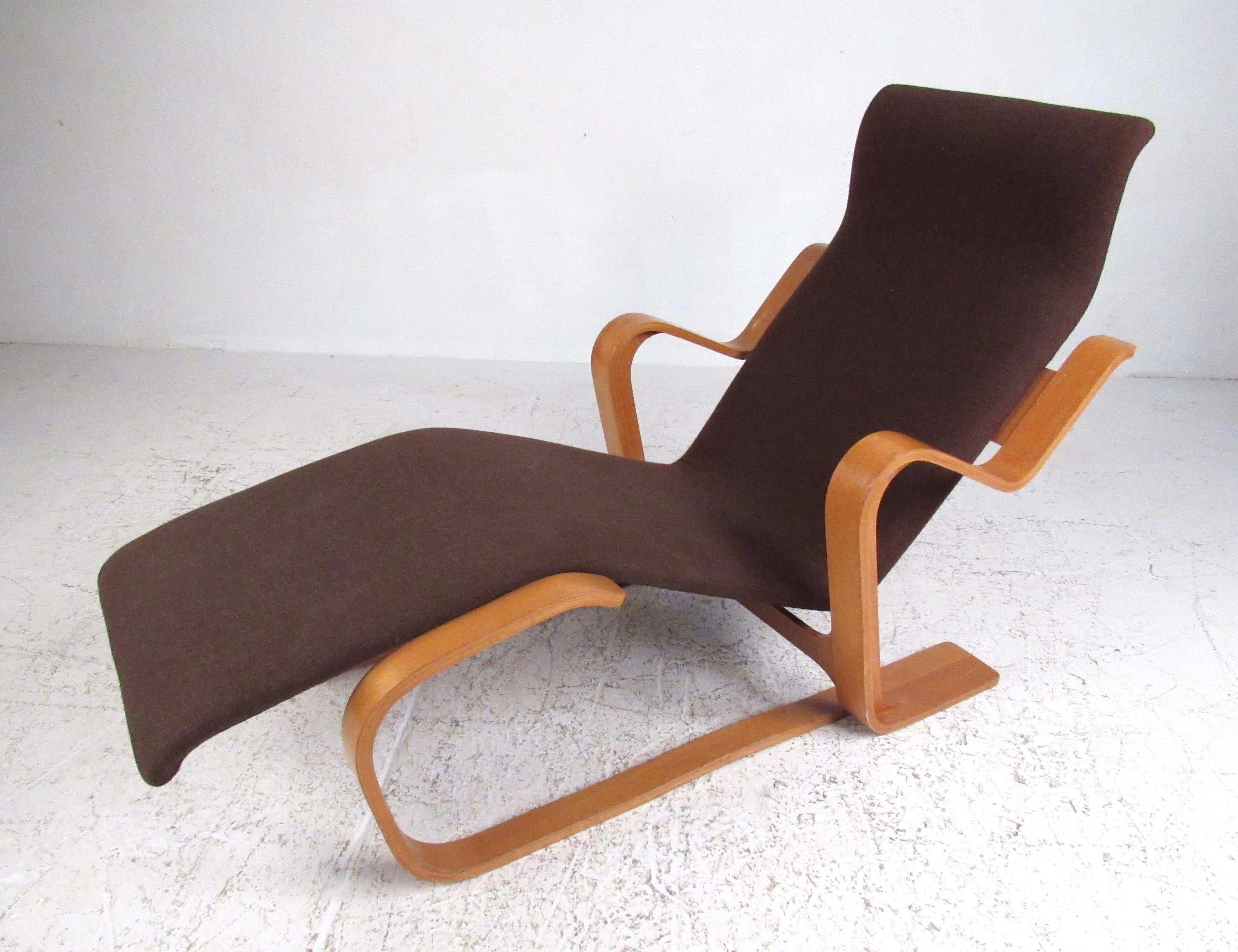 This stylish bentwood lounge chair features quality Mid-Century Modern construction and distinctive Scandinavian design. Comfortable ergonomic reclined seating is enhanced by the Danish modern style, perfect modern chaise longue for any interior.