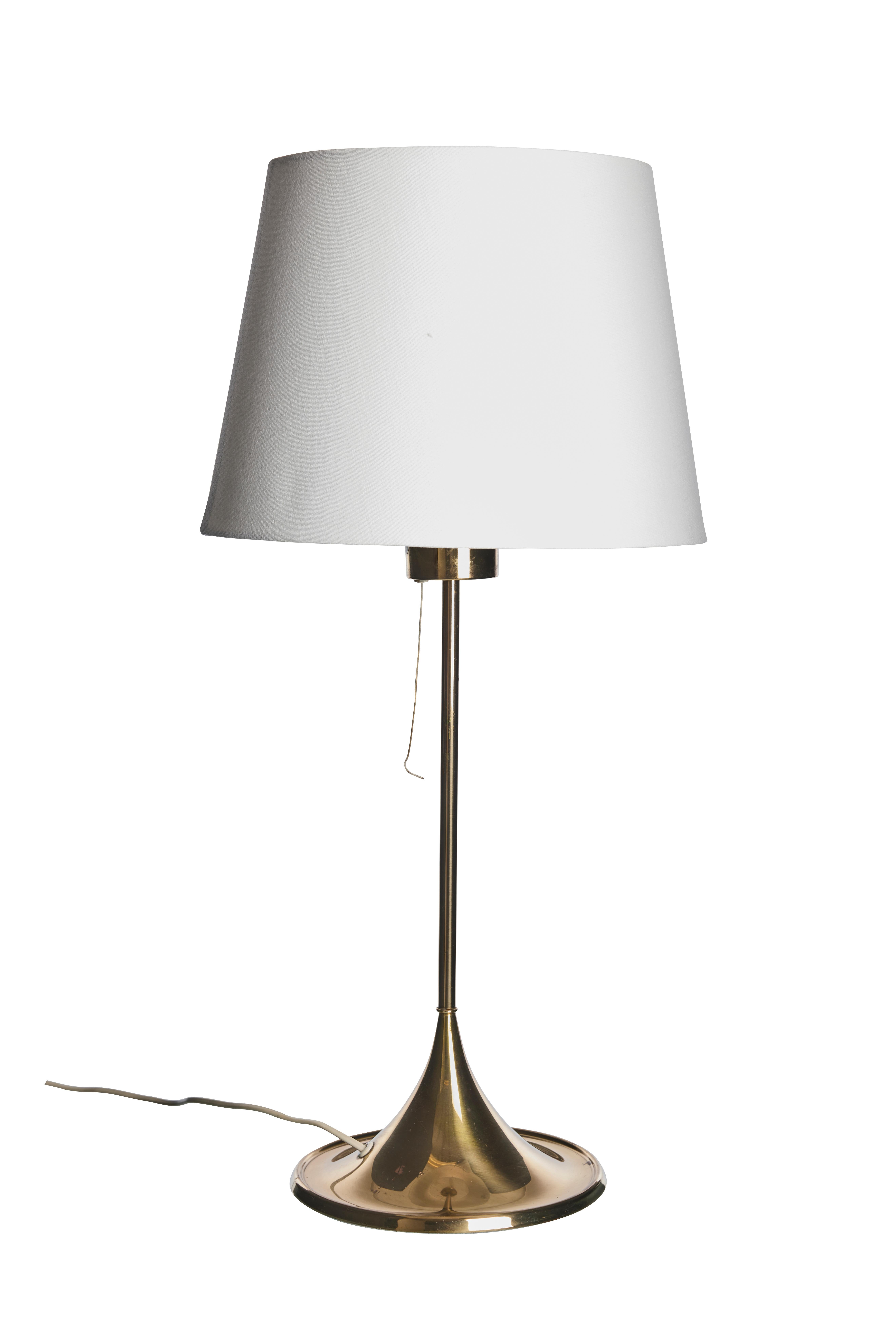Lámpara de mesa escandinava moderna de latón de Bergboms, años 60

Esta elegante lámpara de sobremesa, fabricada por Bergboms en la década de 1960. Con un elegante vástago de latón y una característica base en forma de trompeta, esta pieza irradia