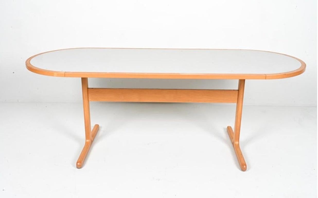 Table de salle à manger ovale Racetrack The Modern Scandinavian Birch and light gray Laminate avec pieds à tréteaux. Conçu par Rud Thygesen et Johnny Sorensen. Design/One très simple et propre. Montre une usure et une utilisation normales, mais est