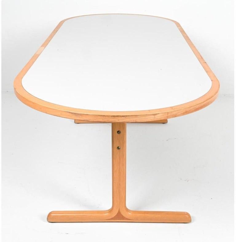 Travail du bois Table de salle à manger scandinave moderne de piste de course ovale en stratifié de bouleau en vente