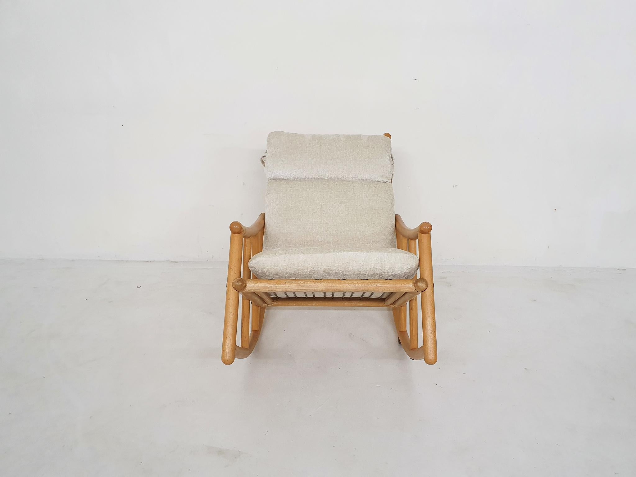 Bouclé Fauteuil de salon scandinave moderne à bascule en bouleau, années 1960 en vente