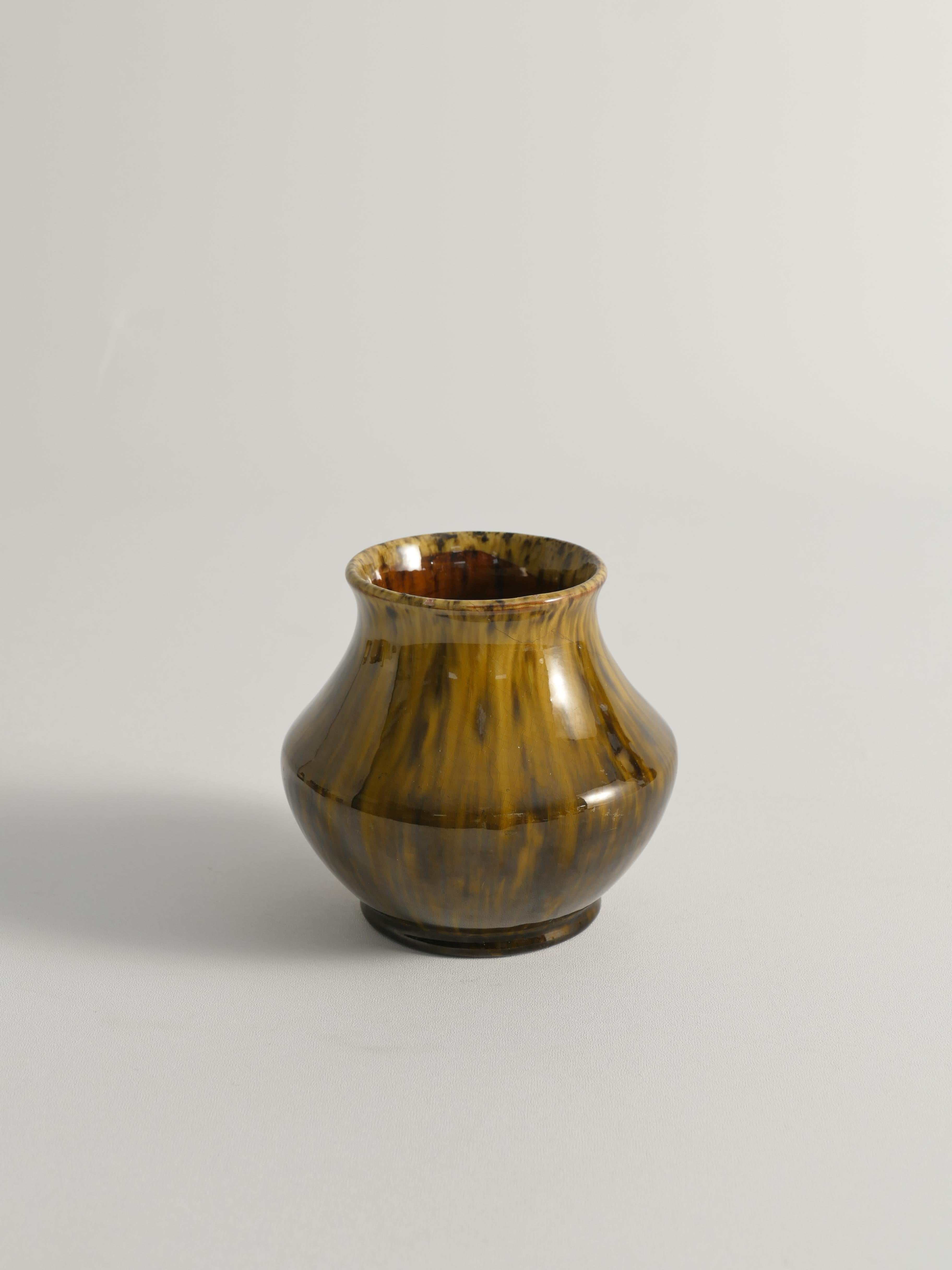 Questo squisito vaso in ceramica smaltata nera e oliva della metà del secolo scorso, risalente agli anni '60, è un ottimo esempio di artigianato Nittsjö Keramik, originario della pittoresca contea di Dalarna, in Svezia. Il vaso è ornato da uno